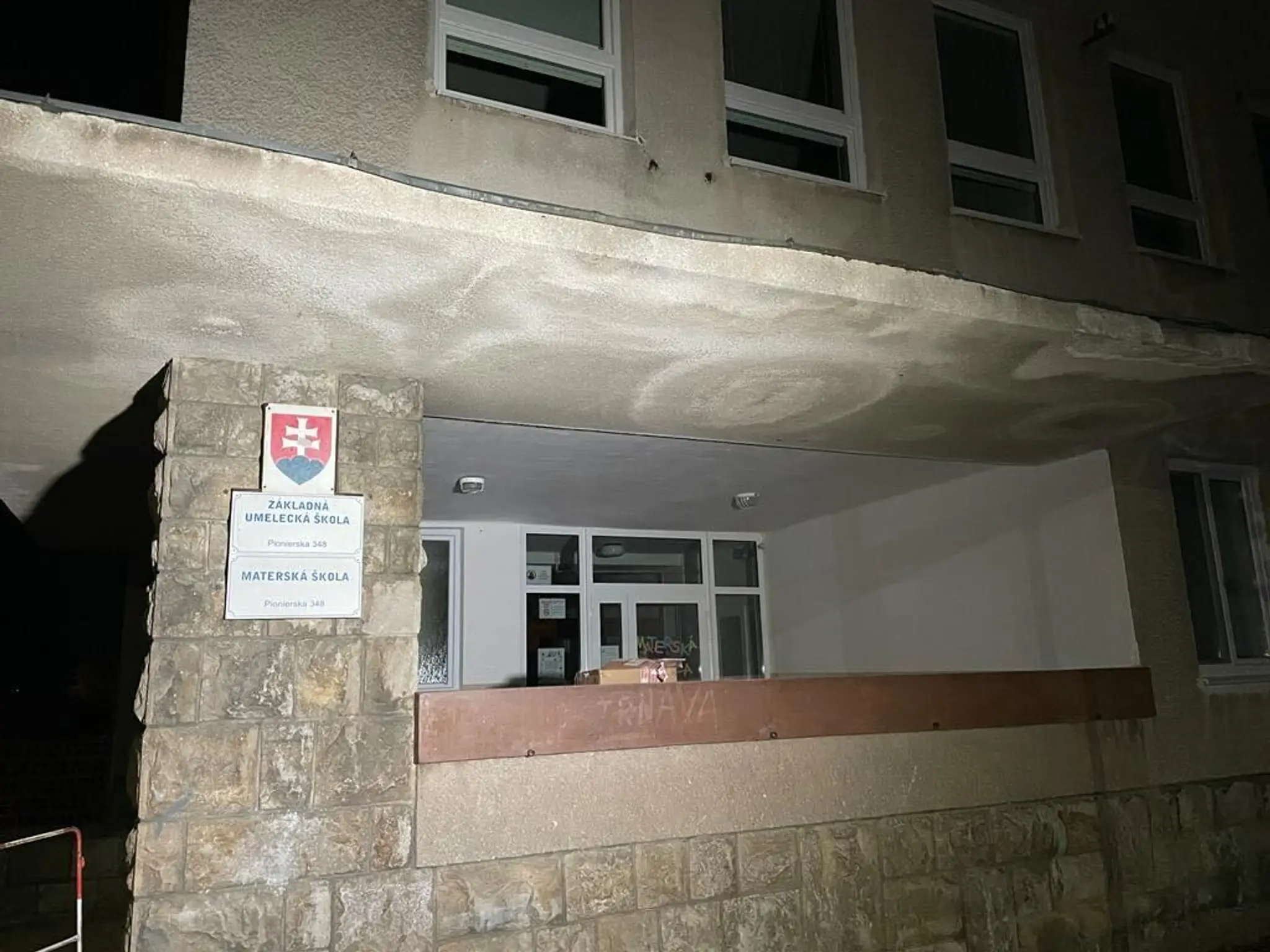 V tejto škôlke mladá žena pracovala.