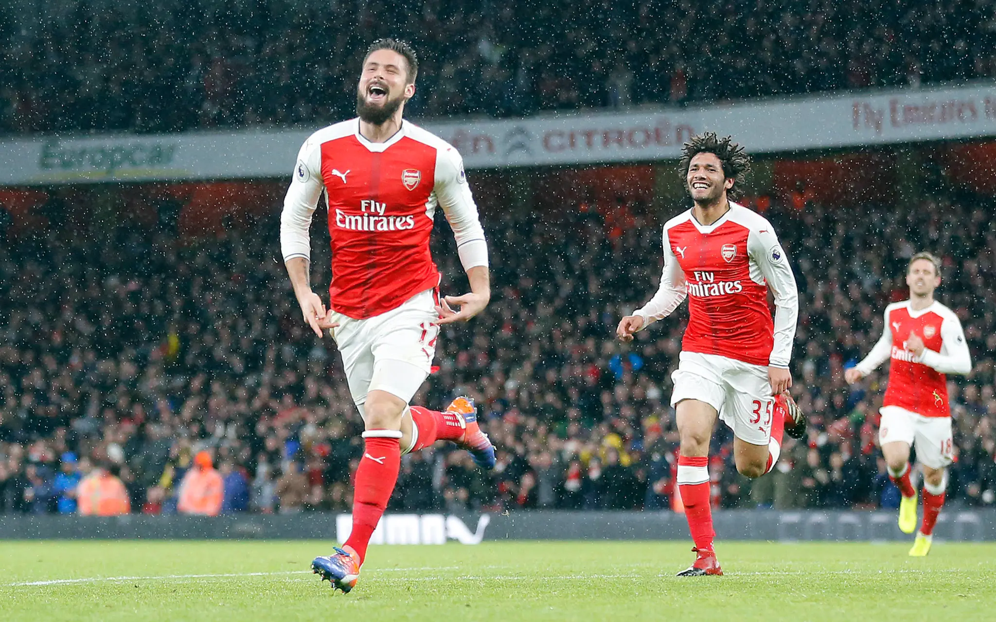 Kanonier Arsenalu Olivier Giroud (vľavo) sa raduje z gólu do siete Crystal Palace v ligovom dueli.