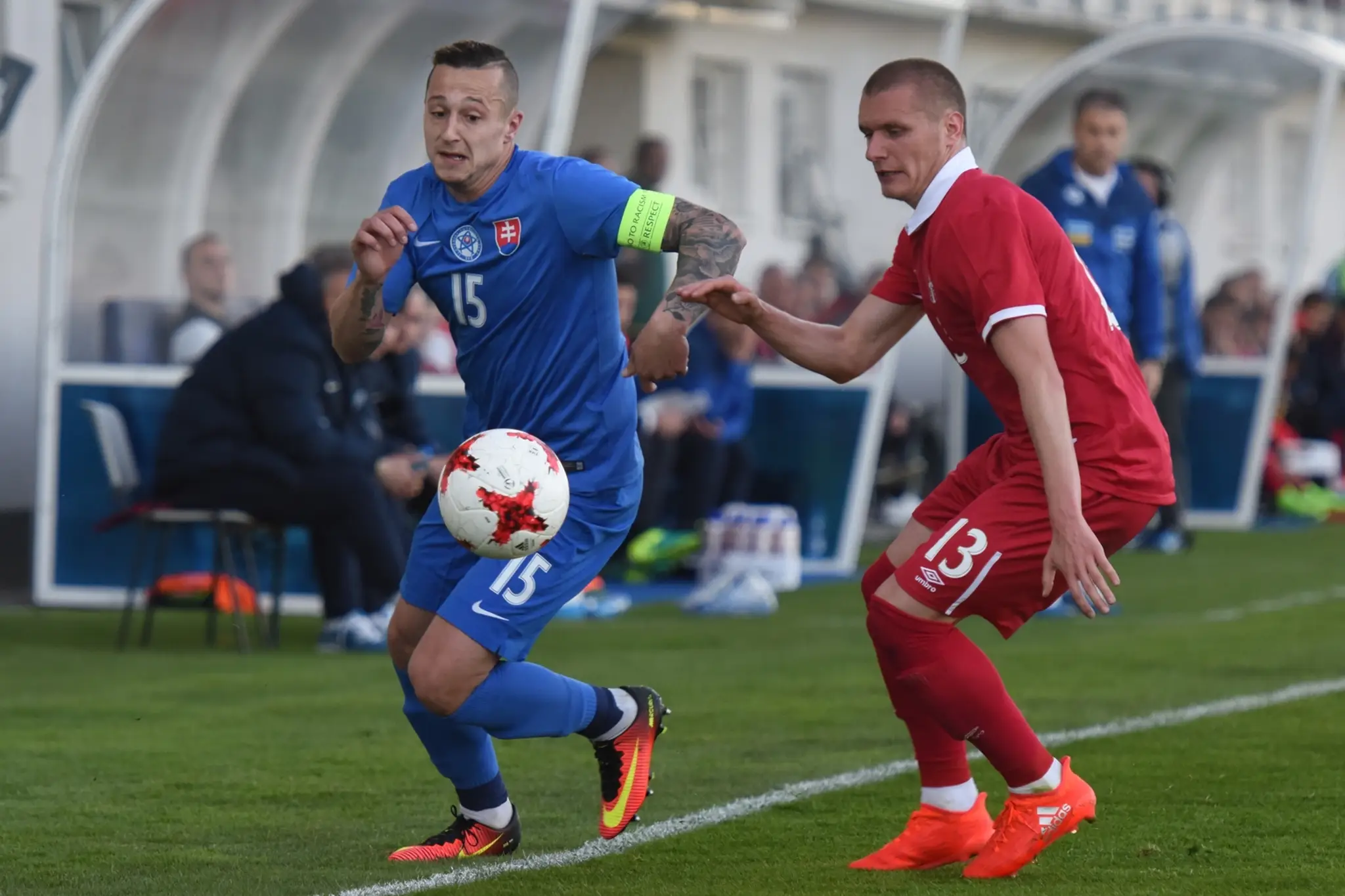 Na snímke vľavo kapitán Slovenska Adam Zreľák a hráč Srbska Nikola Antič v prípravnom zápase Slovensko U21 - Srbsko U21.