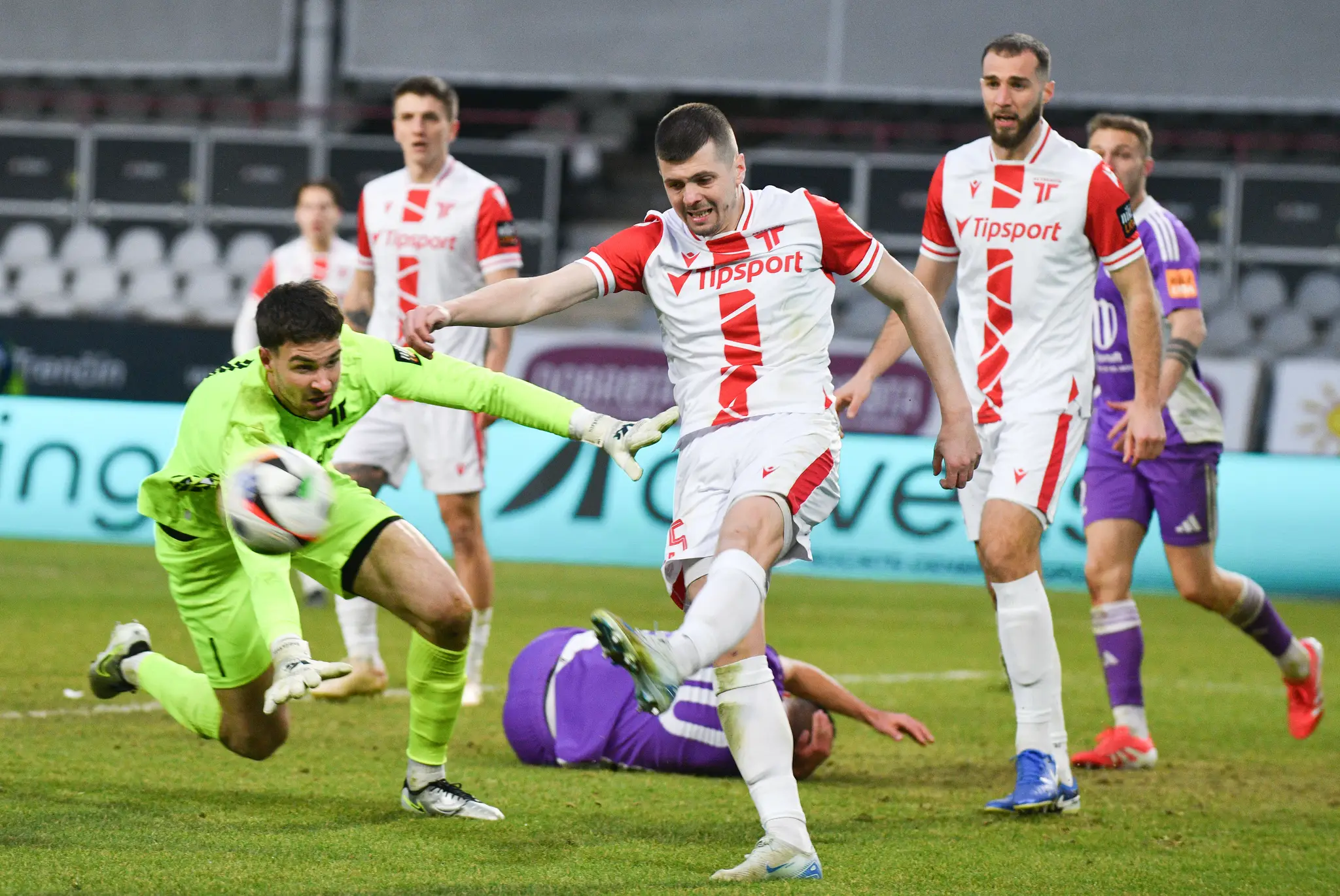 Na snímke sprava Lazar Stojsavljevič, Lukáš Skovajsa a brankár Andrija Katič (všetci Trenčín)