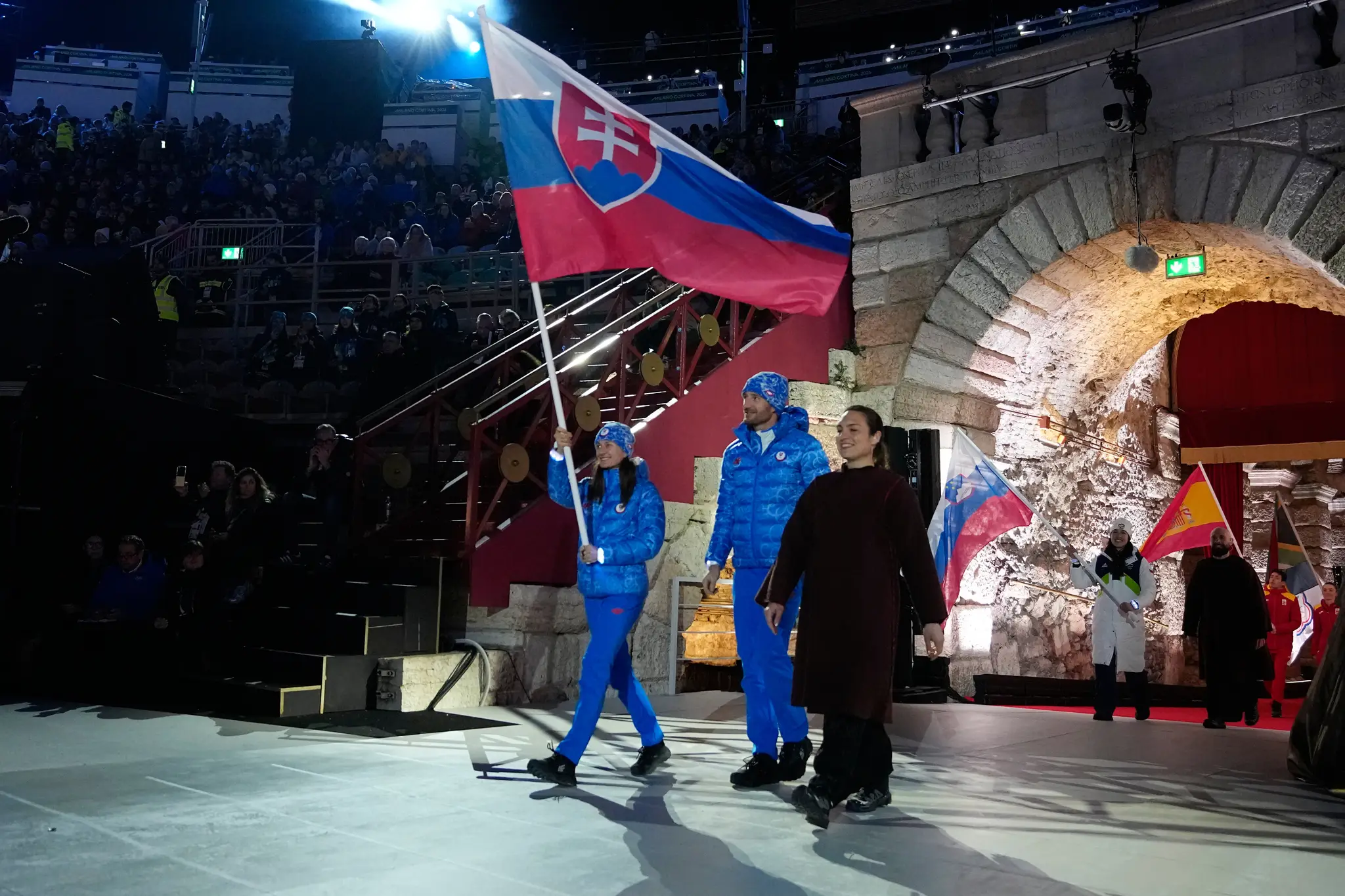 Na snímke slovenskí skialpinisti Jakub Šiarnik a Rebeka Cullyová so slovenskou vlajkou.