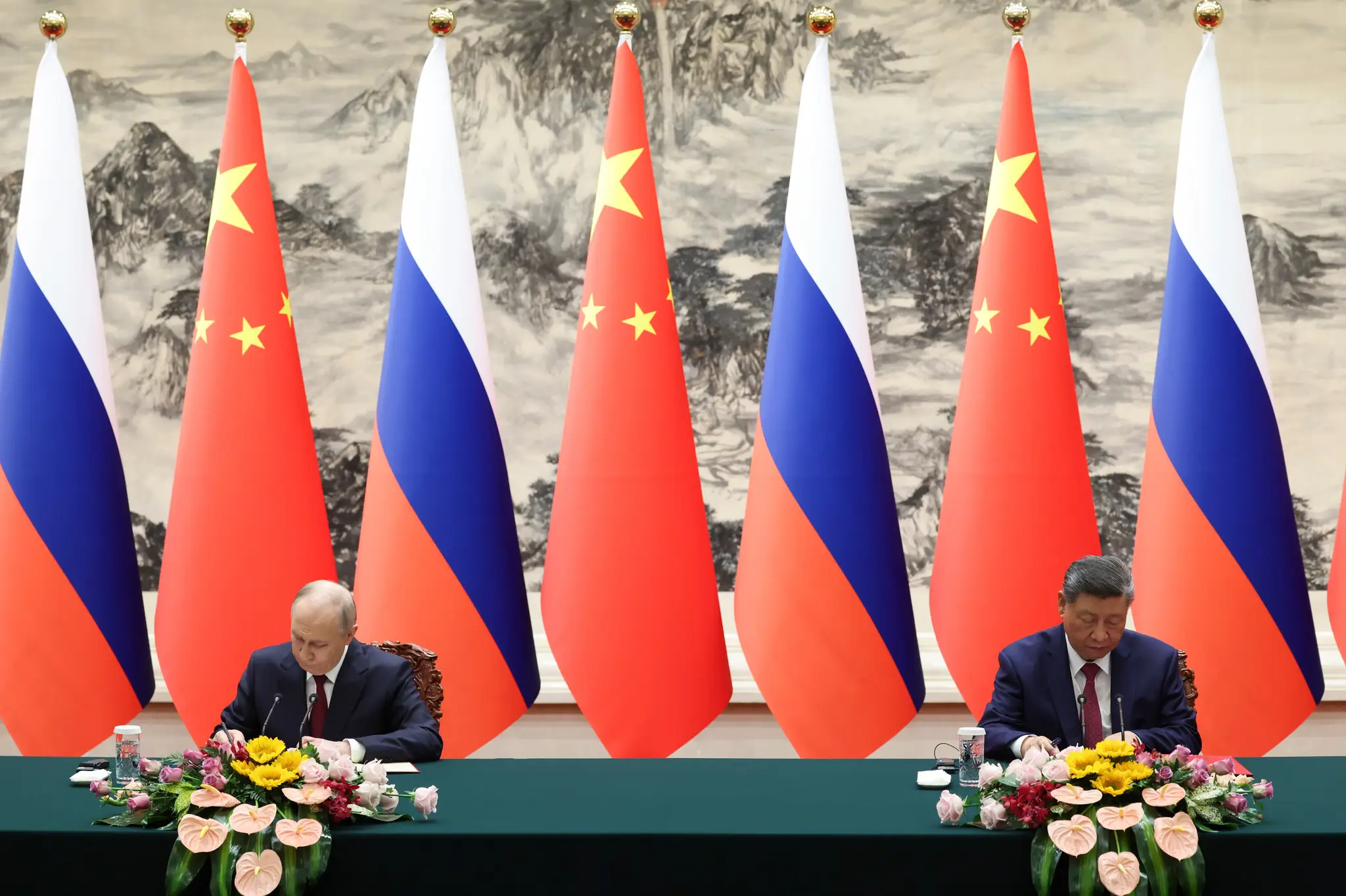 Ruský prezident Vladimir Putin (vľavo) a jeho čínsky náprotivok Si Ťin-pching počas podpisu vo Veľkej sále ľudu v Pekingu.