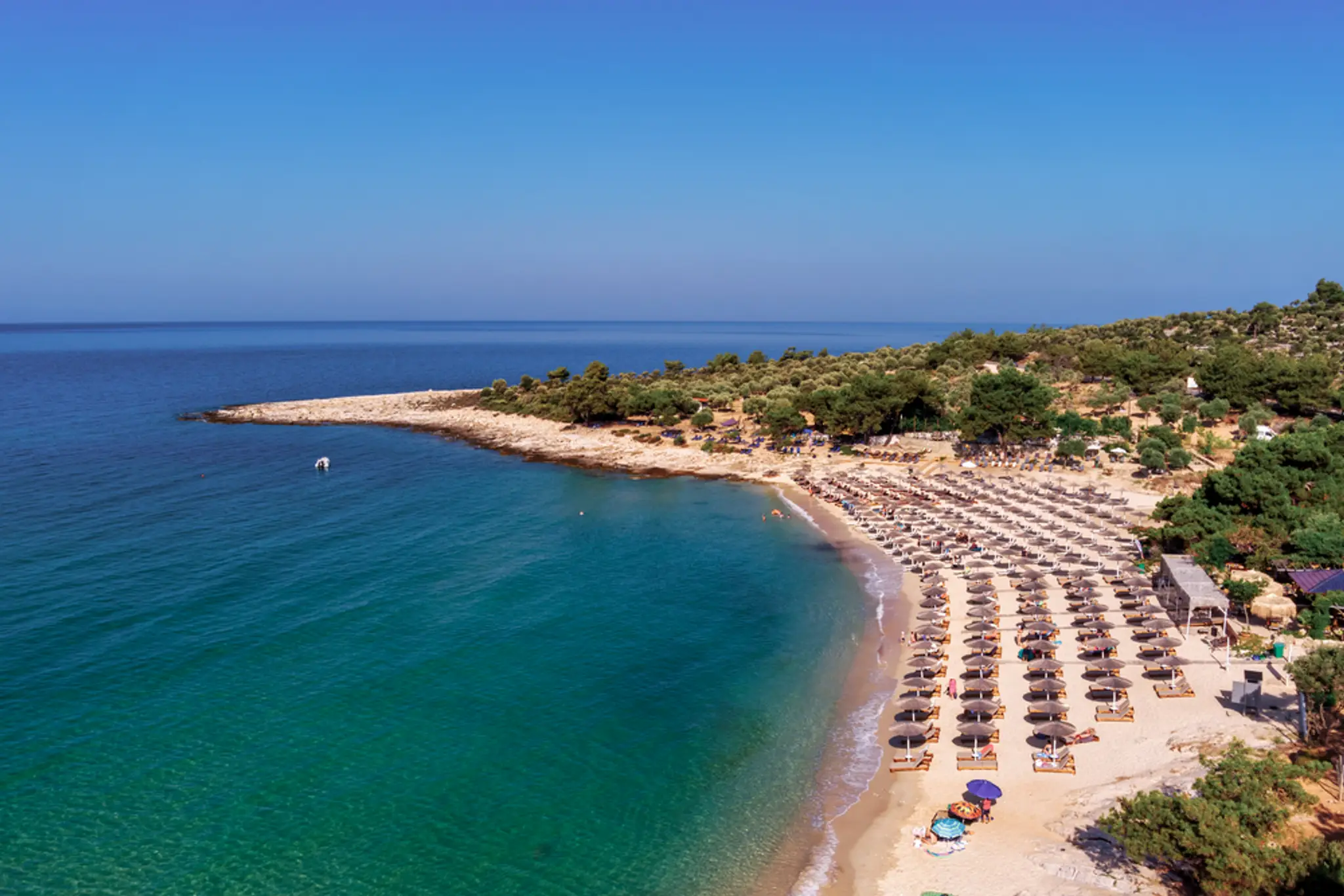 Turisti a slnečníky na ostrove Thasos.