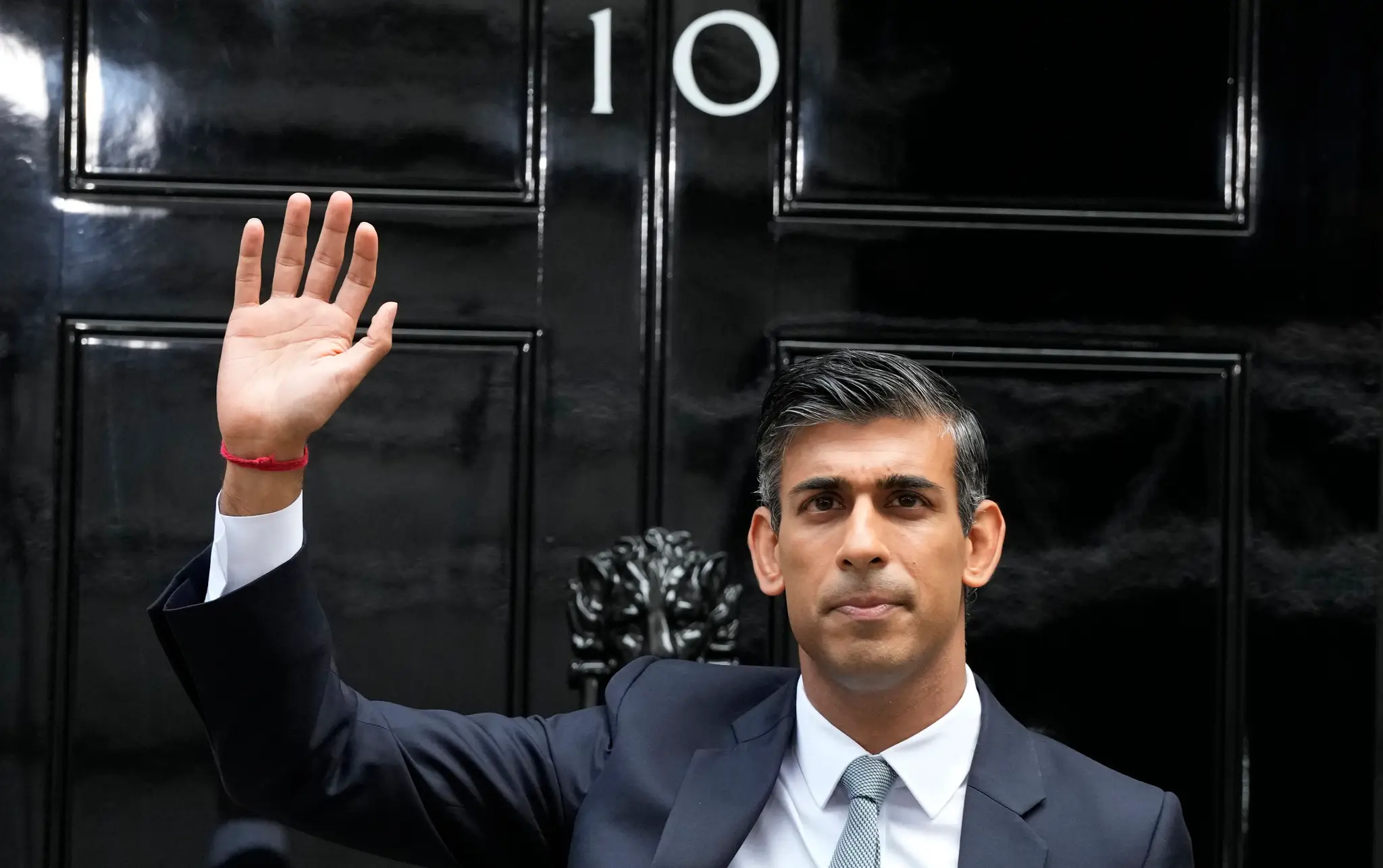 Na snímke nový britský premiér Rishi Sunak máva po príchode na Downing Street 10 v Londýne 25. októbra 2022.