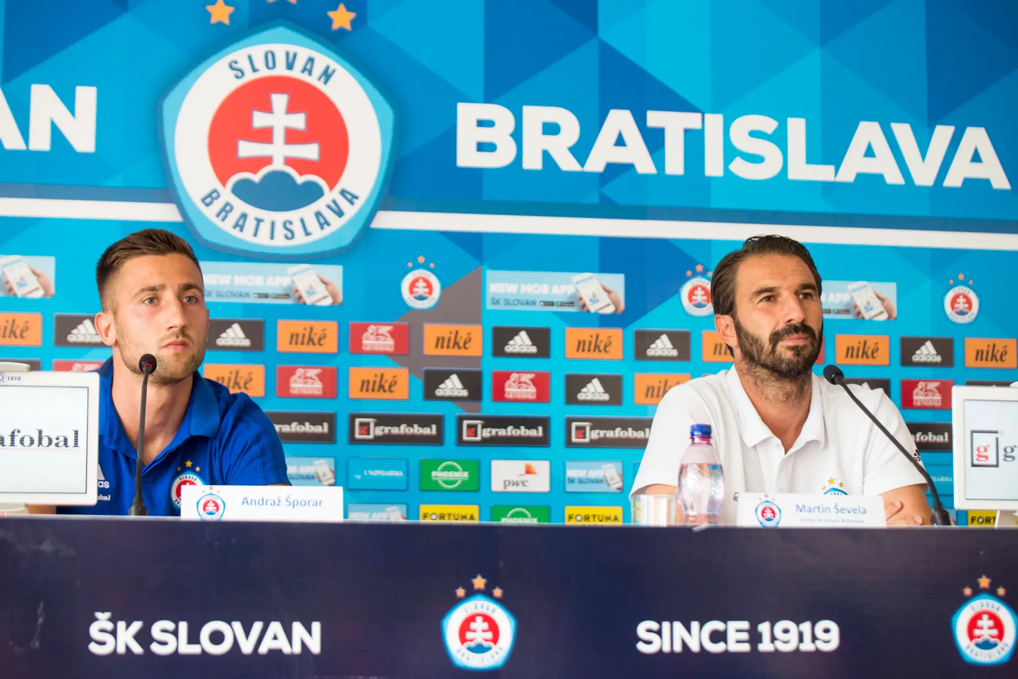Tréner ŠK Slovan Bratislava Martin Ševela a hráč Andraž Šporar počas tlačovej konferencie.
