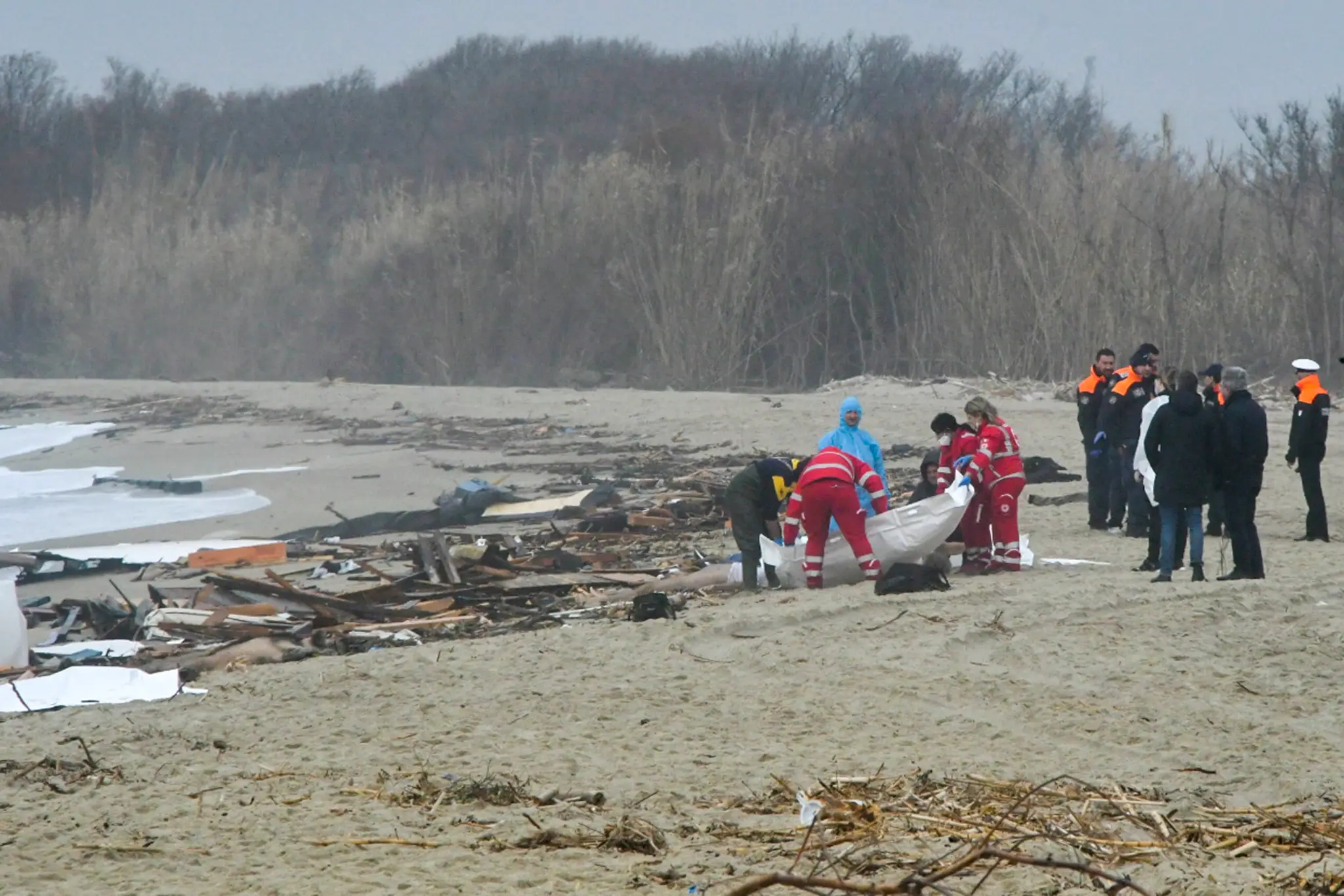 Záchranári našli telo po tom, čo sa loď s migrantmi rozbila na rozbúrenom mori na pláži neďaleko mesta Cutro na juhu Talianska