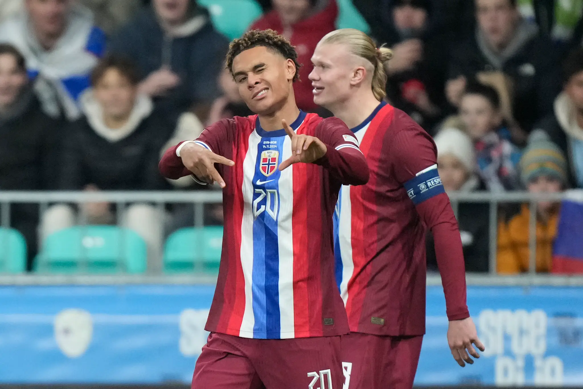 Antonio Nusa sa teší z gólu počas zápasu Ligy národov Slovinsko - Nórsko