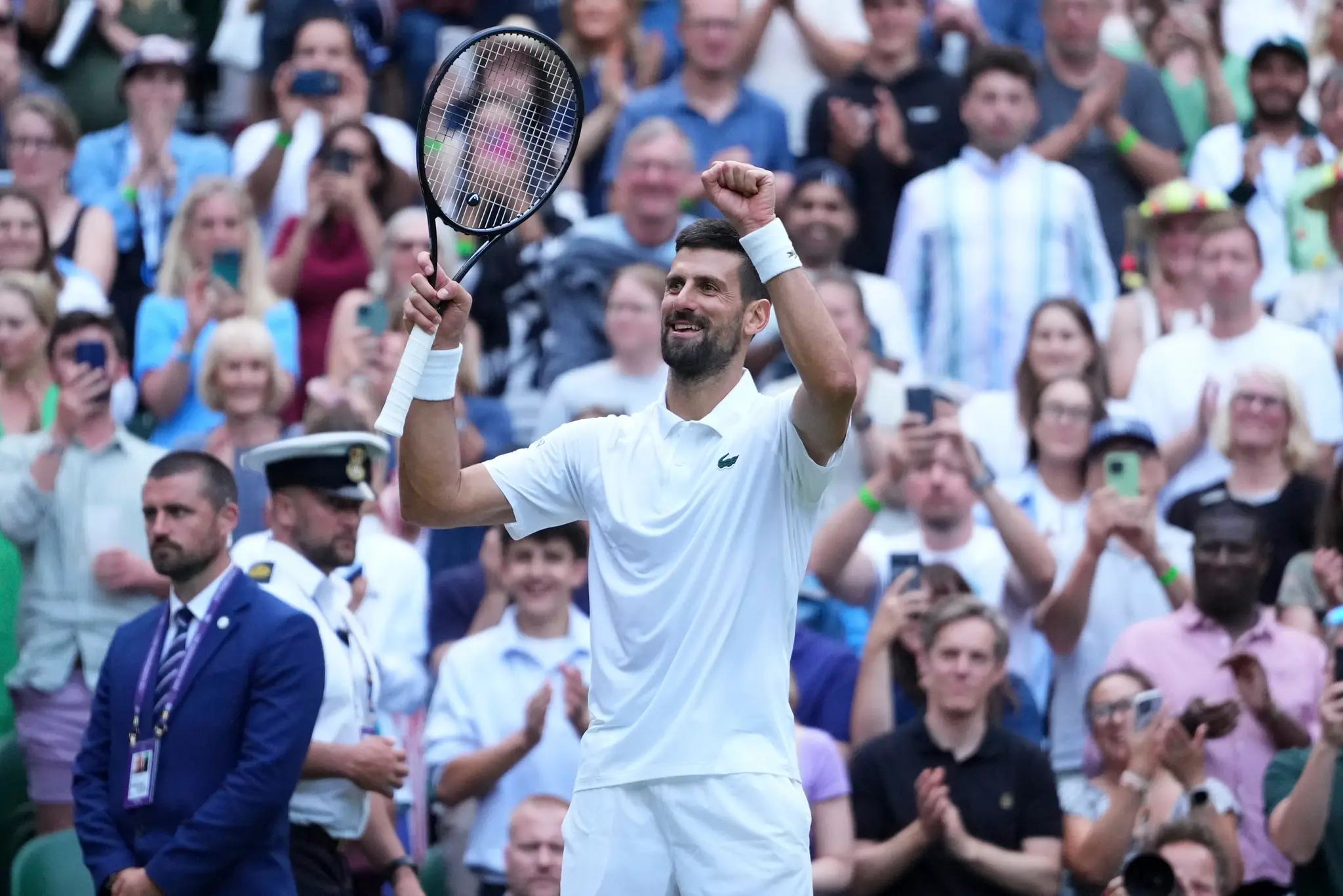 Srbský tenista Novak Djokovič oslavuje jubilejný triumf na Wimbledone.
