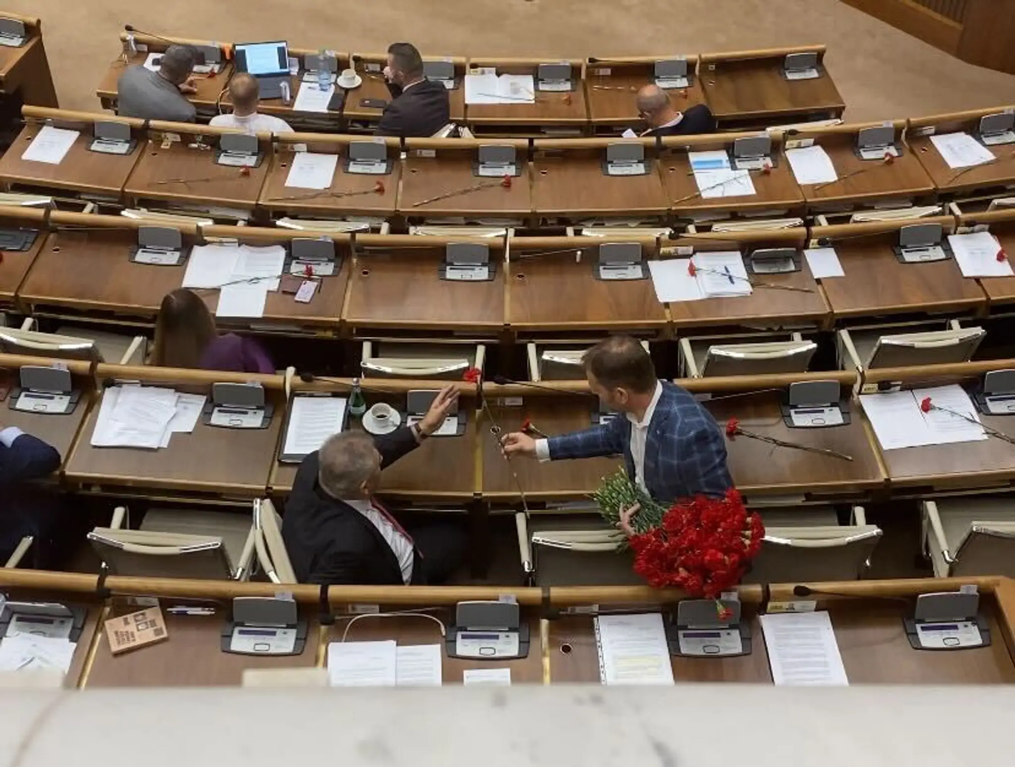 Matovič rozdával v pléne NRSR karafiáty.