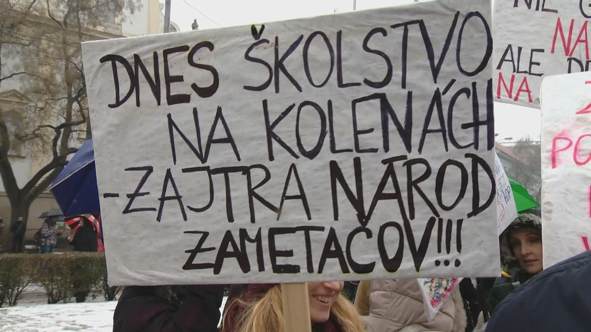 Učitelia hrozia štrajkom. Okrem zvýšenia platov žiadajú viac peňazí aj na hospodárenie