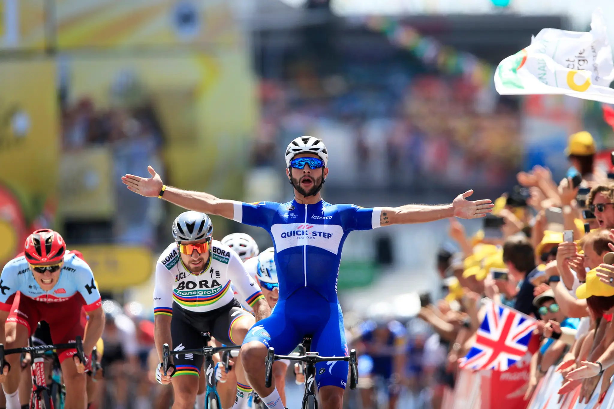 Kolumbijčan Fernando Gaviria oslavuje triumf v 1. etape Tour de France 2018.
