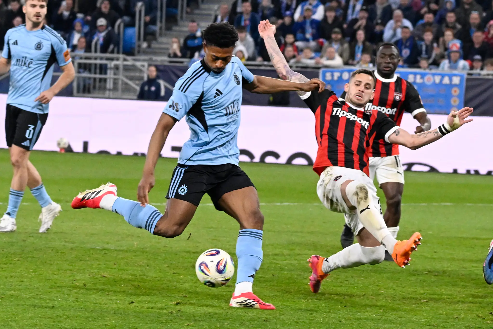 Na snímke vľavo Rahim Ibrahim (Slovan).