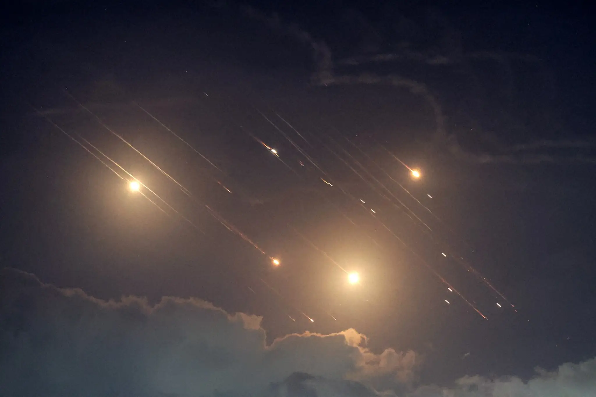 Iránske rakety letiace na Izrael.