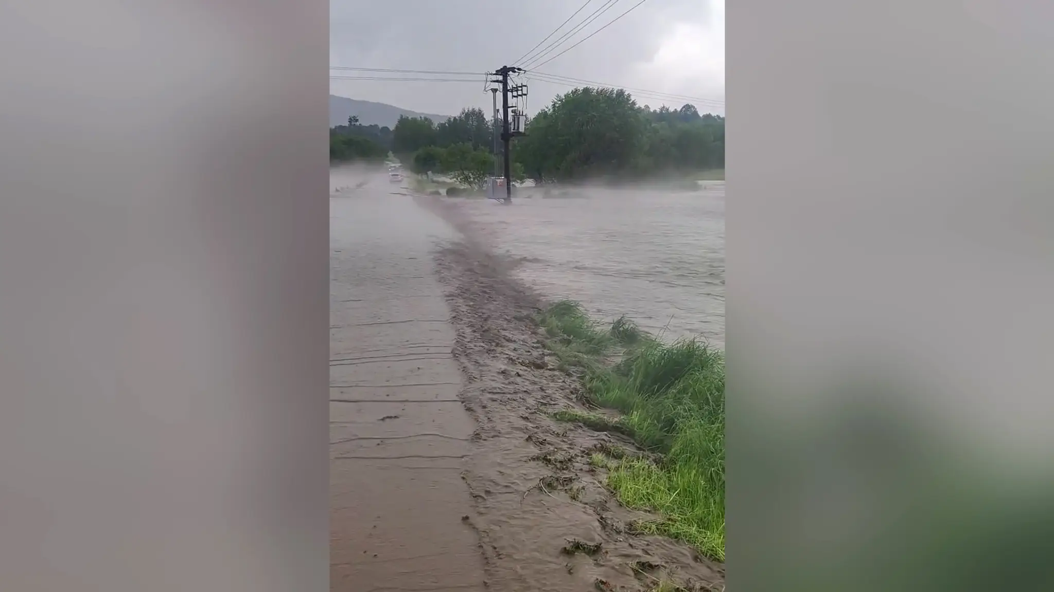 Zaplavená cesta v Kokave nad Rimavicou.