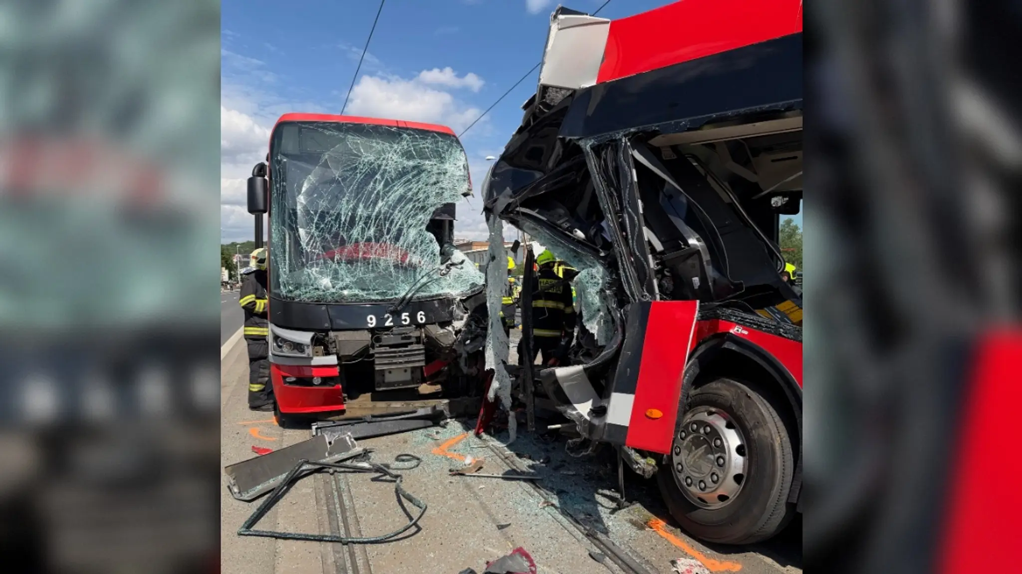 Zrážka električky s autobusom v Prahe.