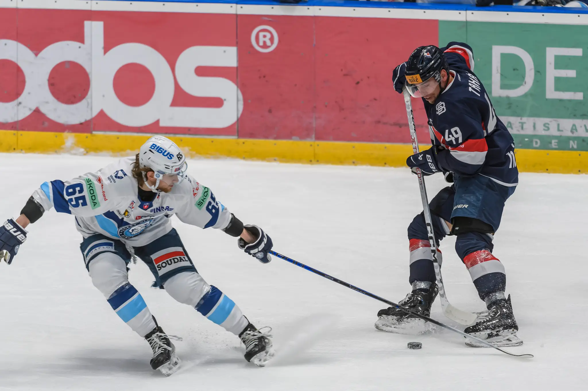 Na snímke zľava Alex Cotton (Nitra) a Samuel Takáč (Slovan)