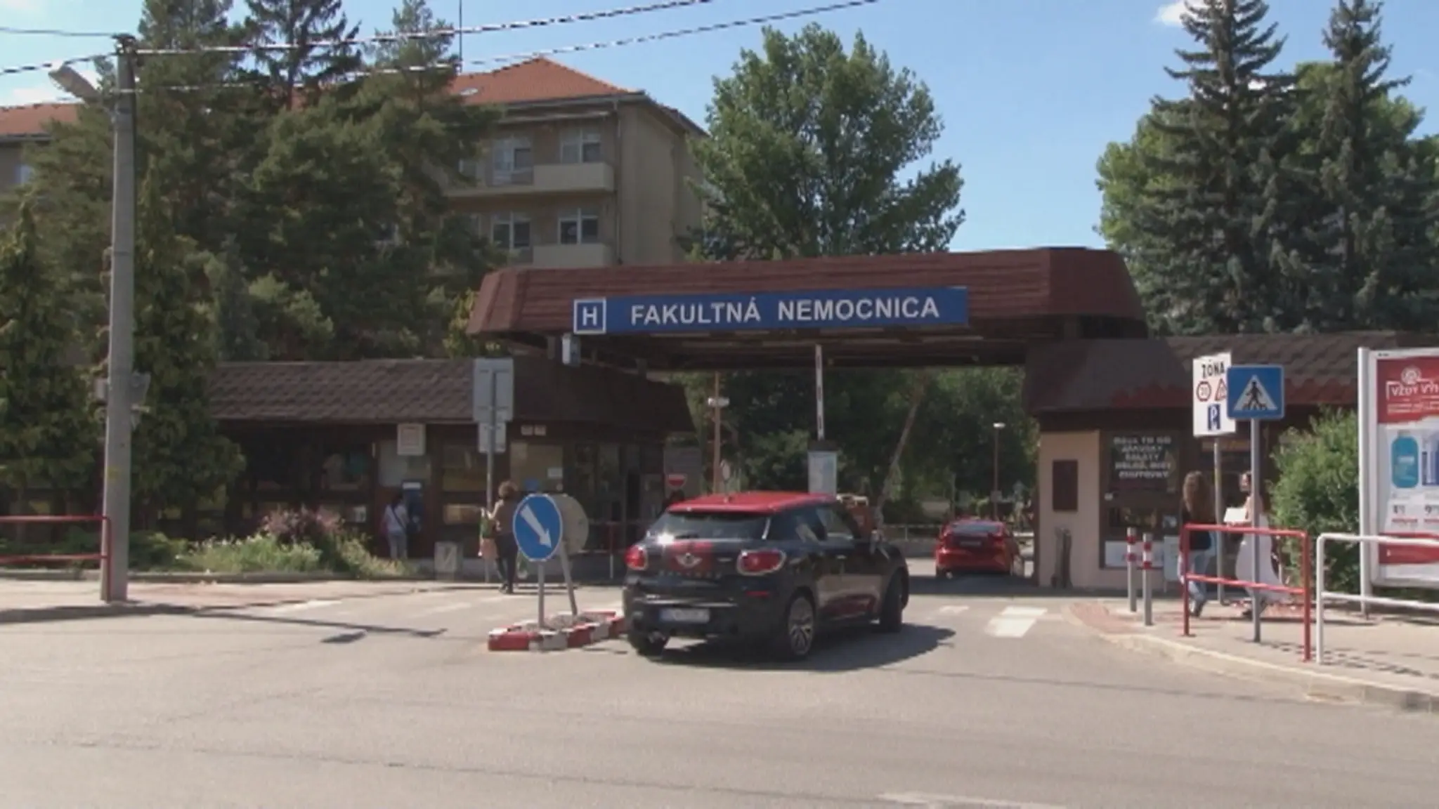 Parkovanie pred nemocnicami malo byť už zadarmo.