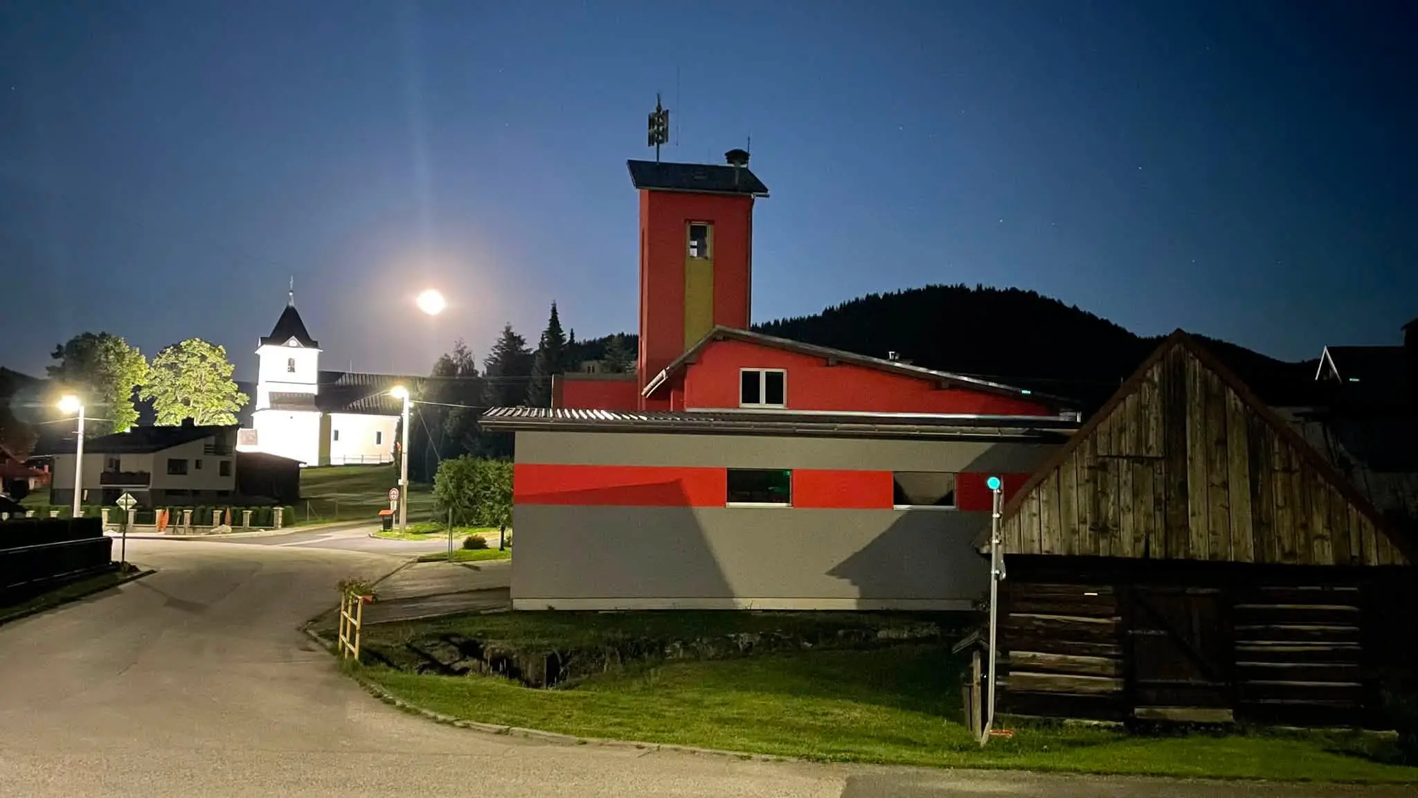 Nočnú oblohu ovládol Jelení Mesiac.