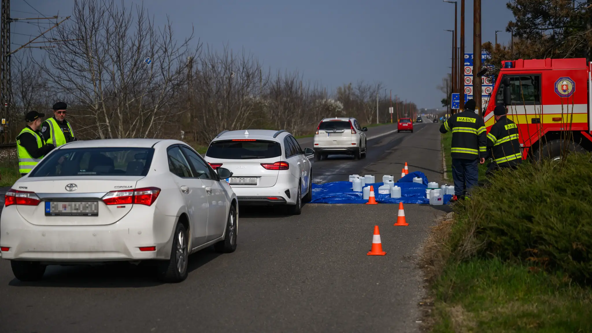 Policajti pre slintačku a krívačku zastavujú vozidlá na hraničných priechodoch