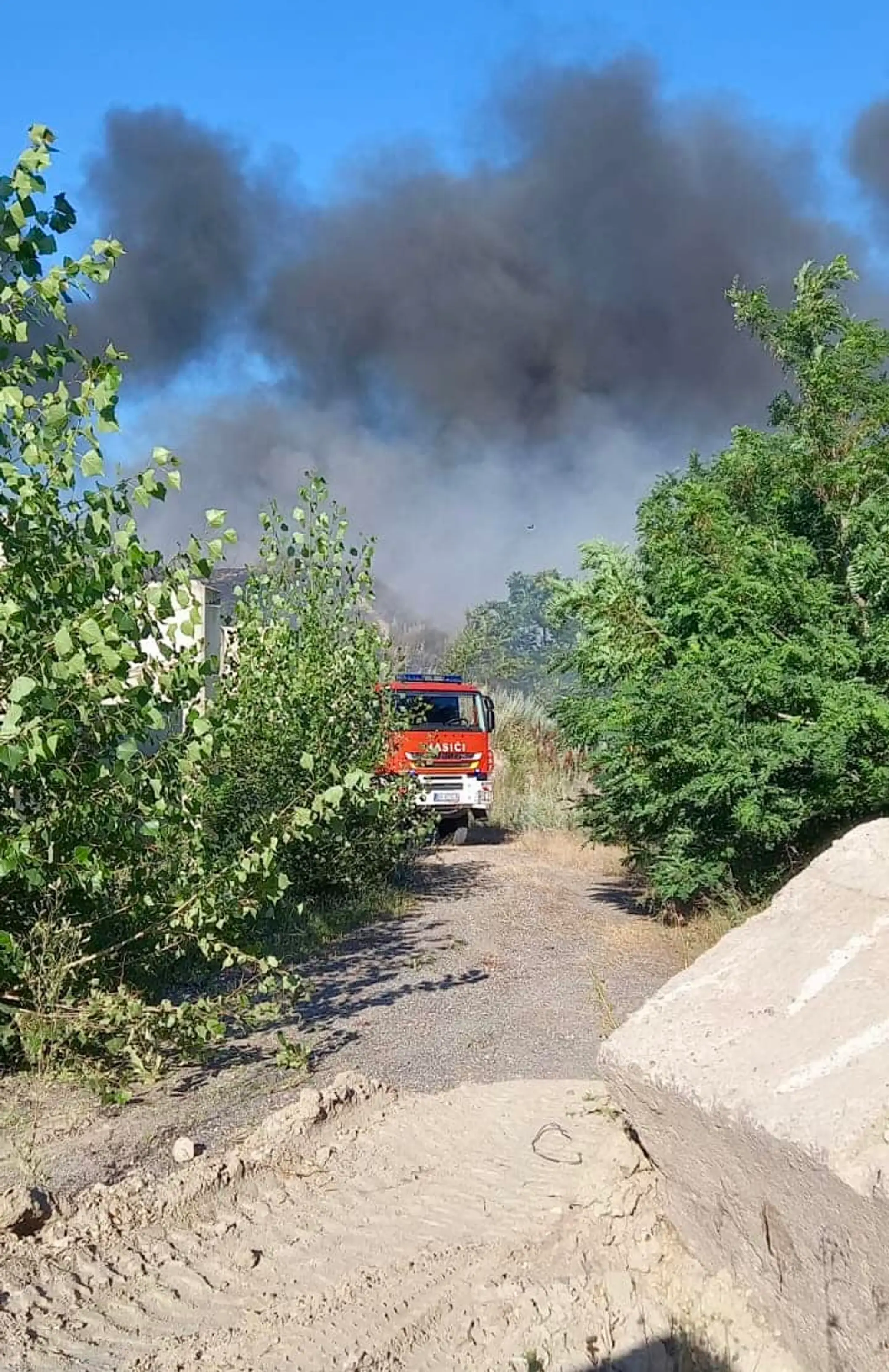 Nelegálna skládka v Bratislave je v plameňoch.