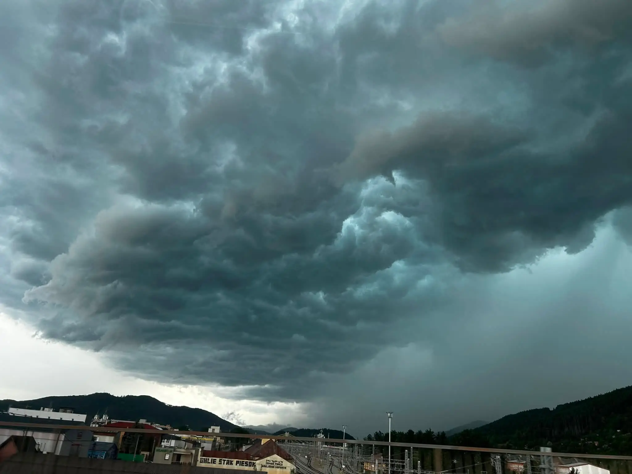 Na severe Slovenska udreli búrky.