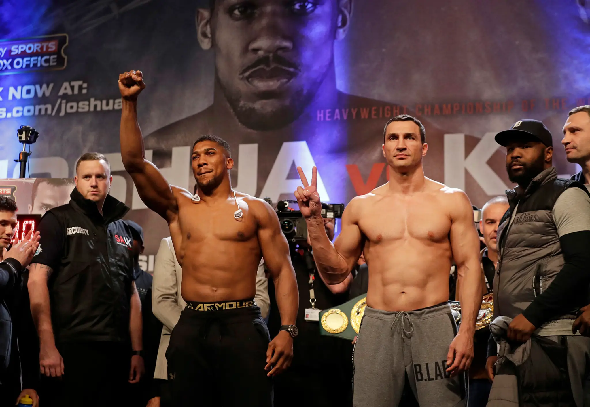 Anthony Joshua a Vladimir Kličko počas váženia pred zápasom v Londýne.