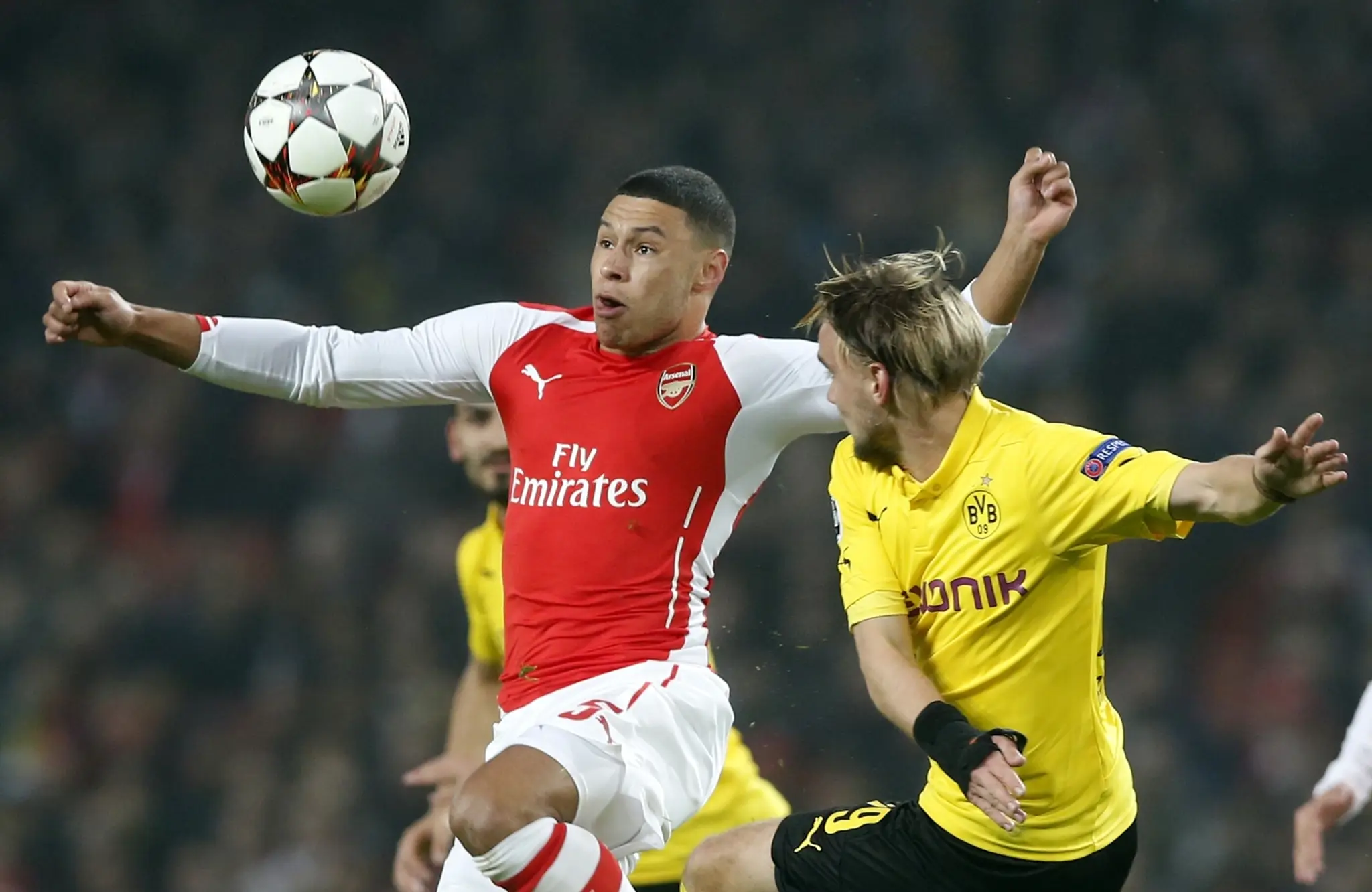 Alex Oxlade-Chamberlain (vľavo) v súboji o loptu s Marcelom Schmelzerom (Dortmund).