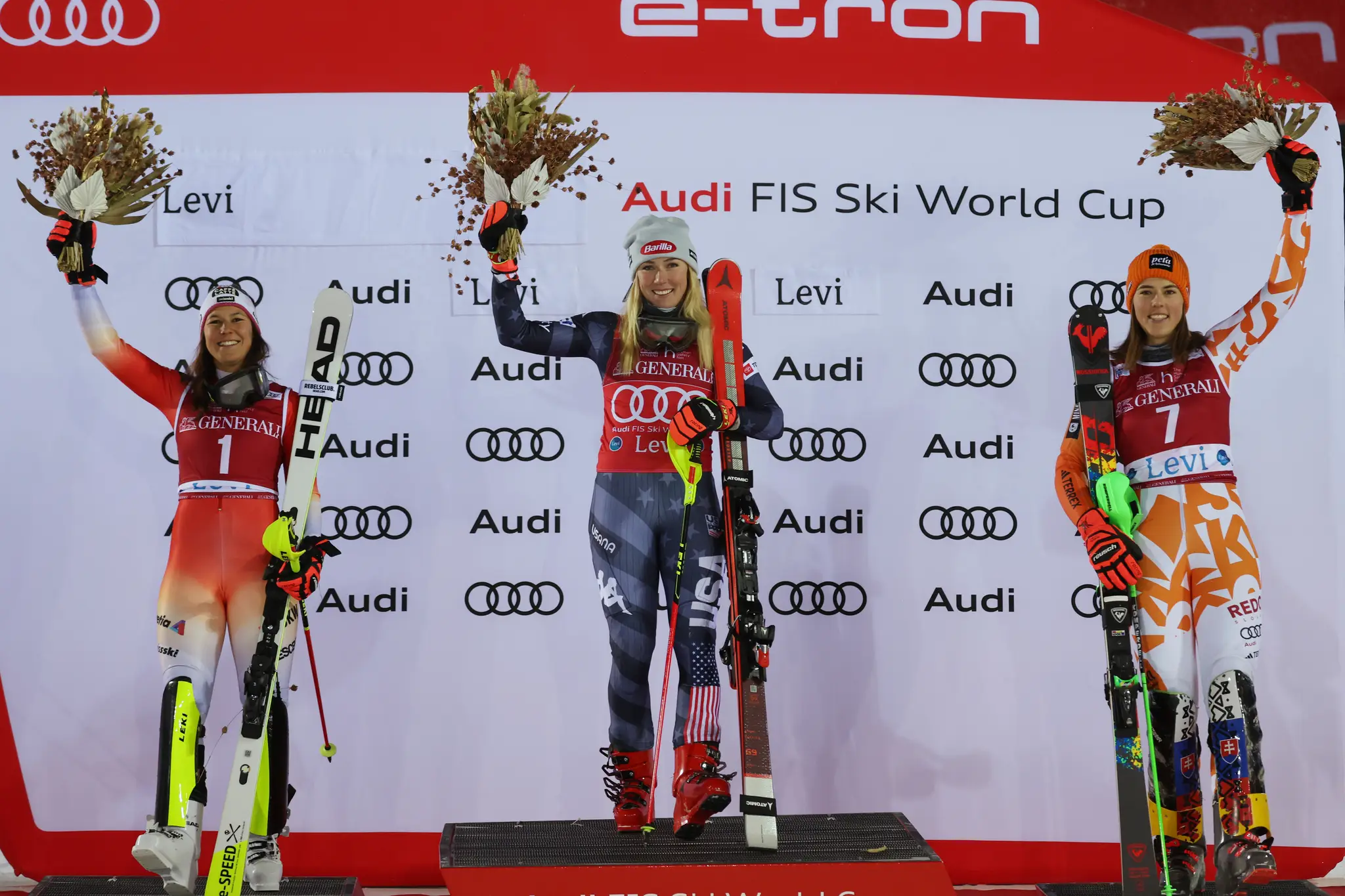 Slovenská lyžiarka Petra Vlhová, Američanka Mikaela Shiffrinová a Švajčiarka Wendy Holdenerová na pódiu po slalome vo fínskom Levi.