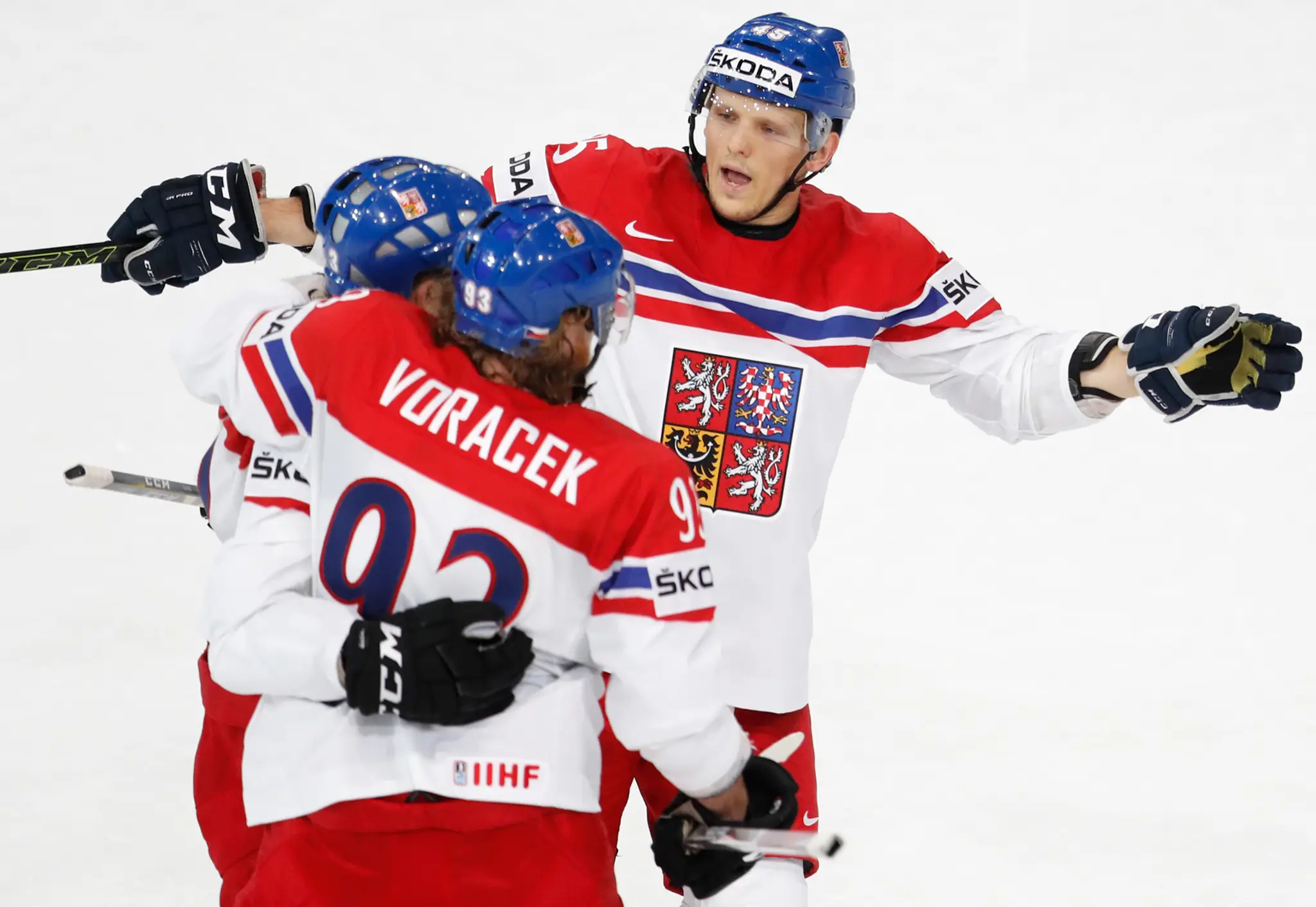 Radko Gudas oslavuje svoj gól skrytý za spoluhráom Jakubom Voráčkom a Radkom Šimkom.