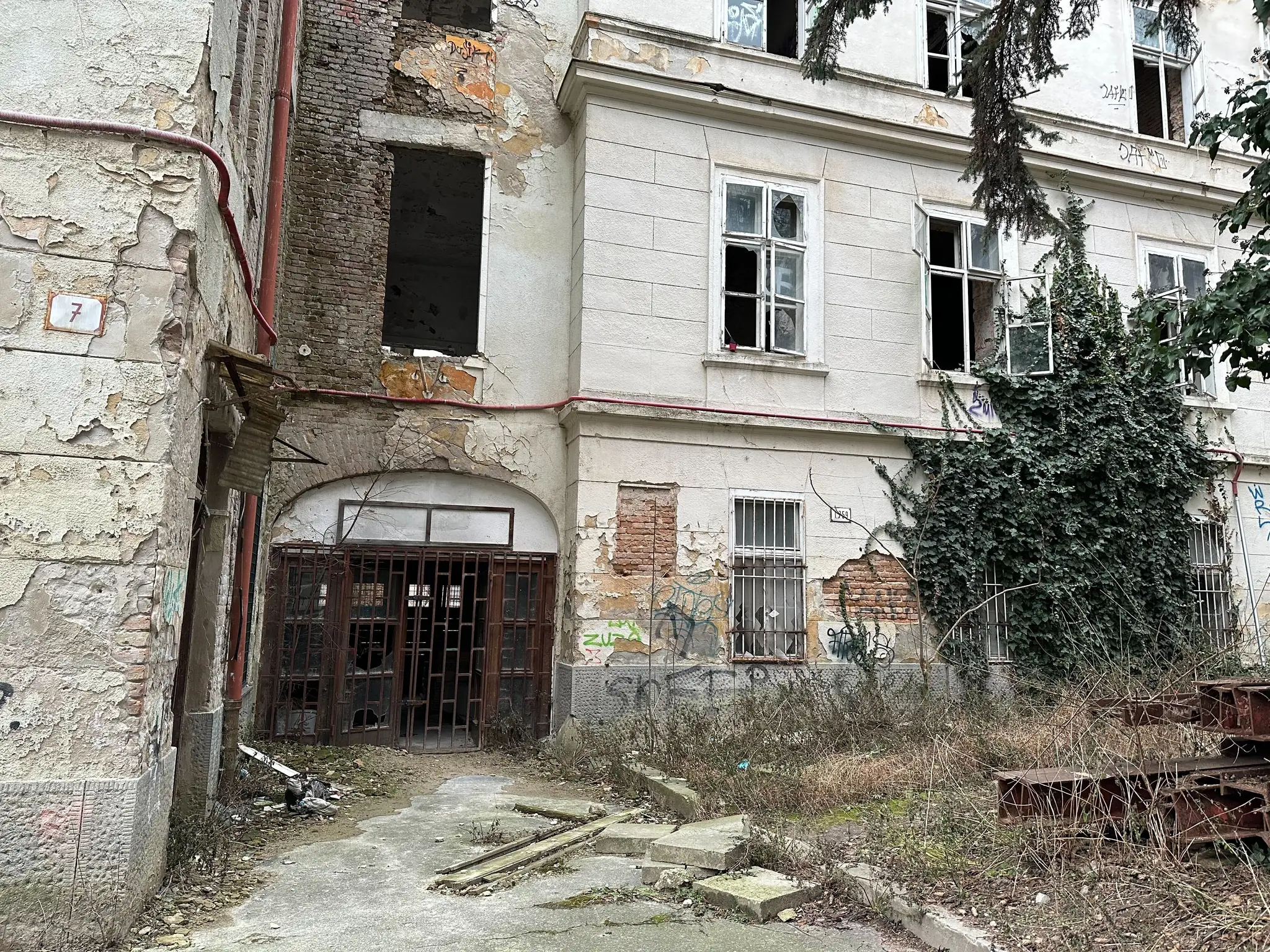 Zničená budova bývalej pôrodnice na Zochovej