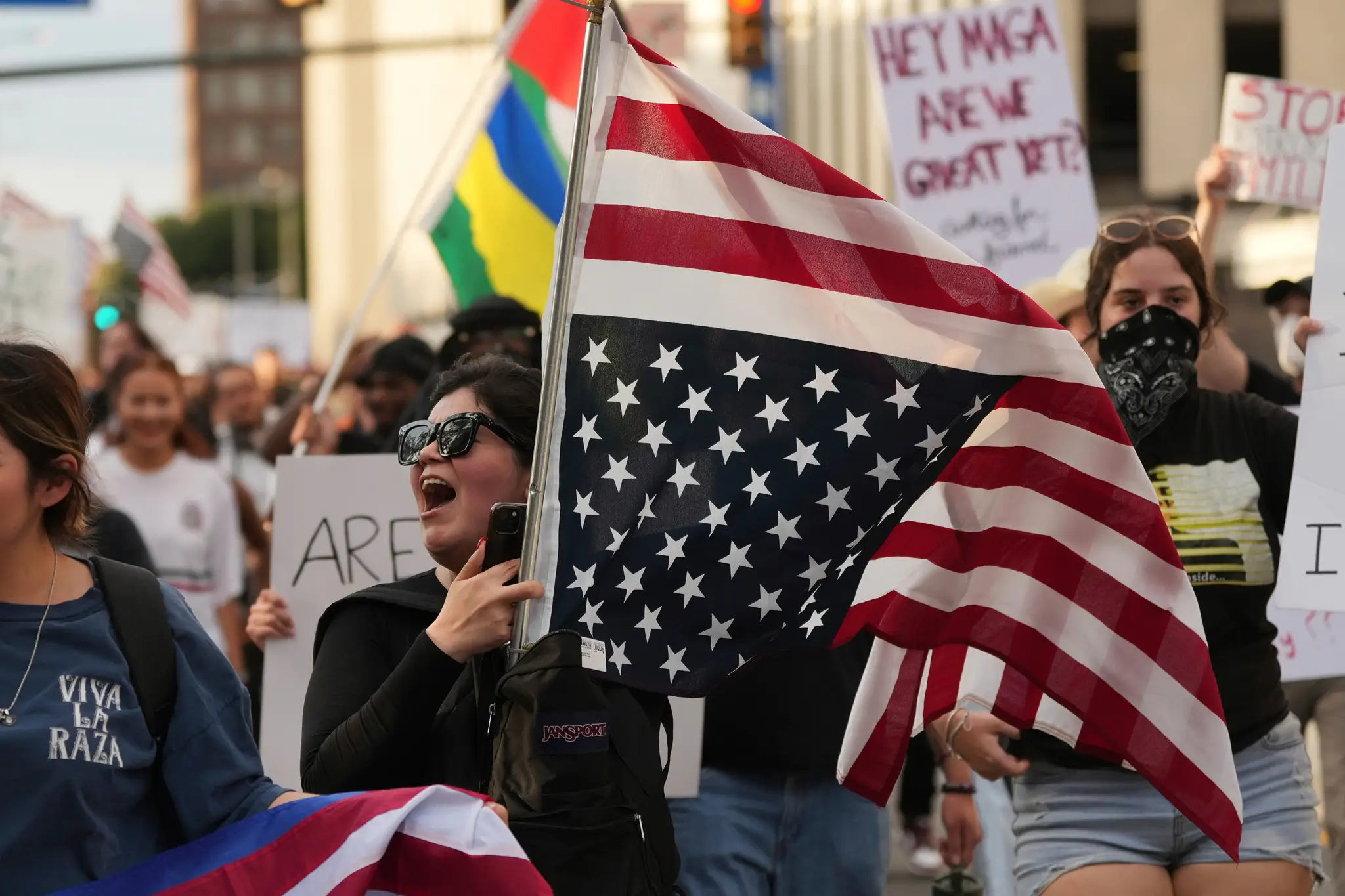 Na snímke demonštranti počas protestu proti imigračným úradom a politike amerického prezidenta Donalda Trumpa v centre amerického mesta San Antonio.