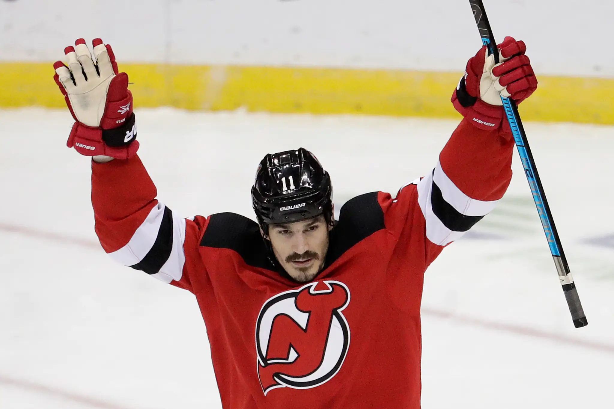 Brian Boyle z New Jersey v dueli proti Coloradu.