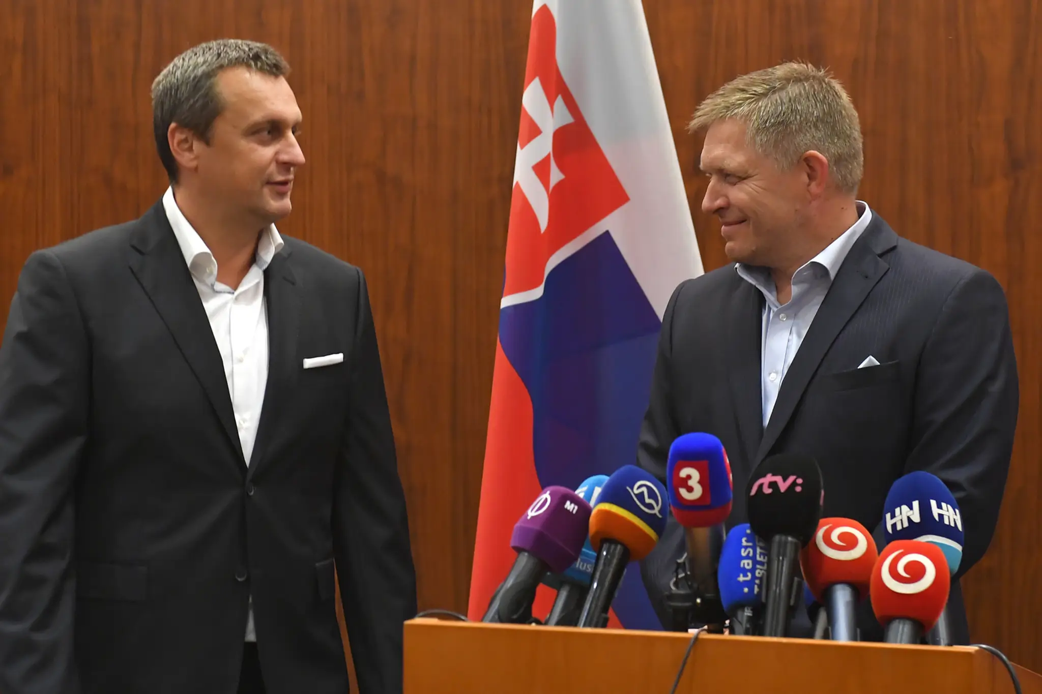 Na snímke predseda vlády SR a predseda SMER-SD Robert Fico (vpravo) a predseda SNS Andrej Danko