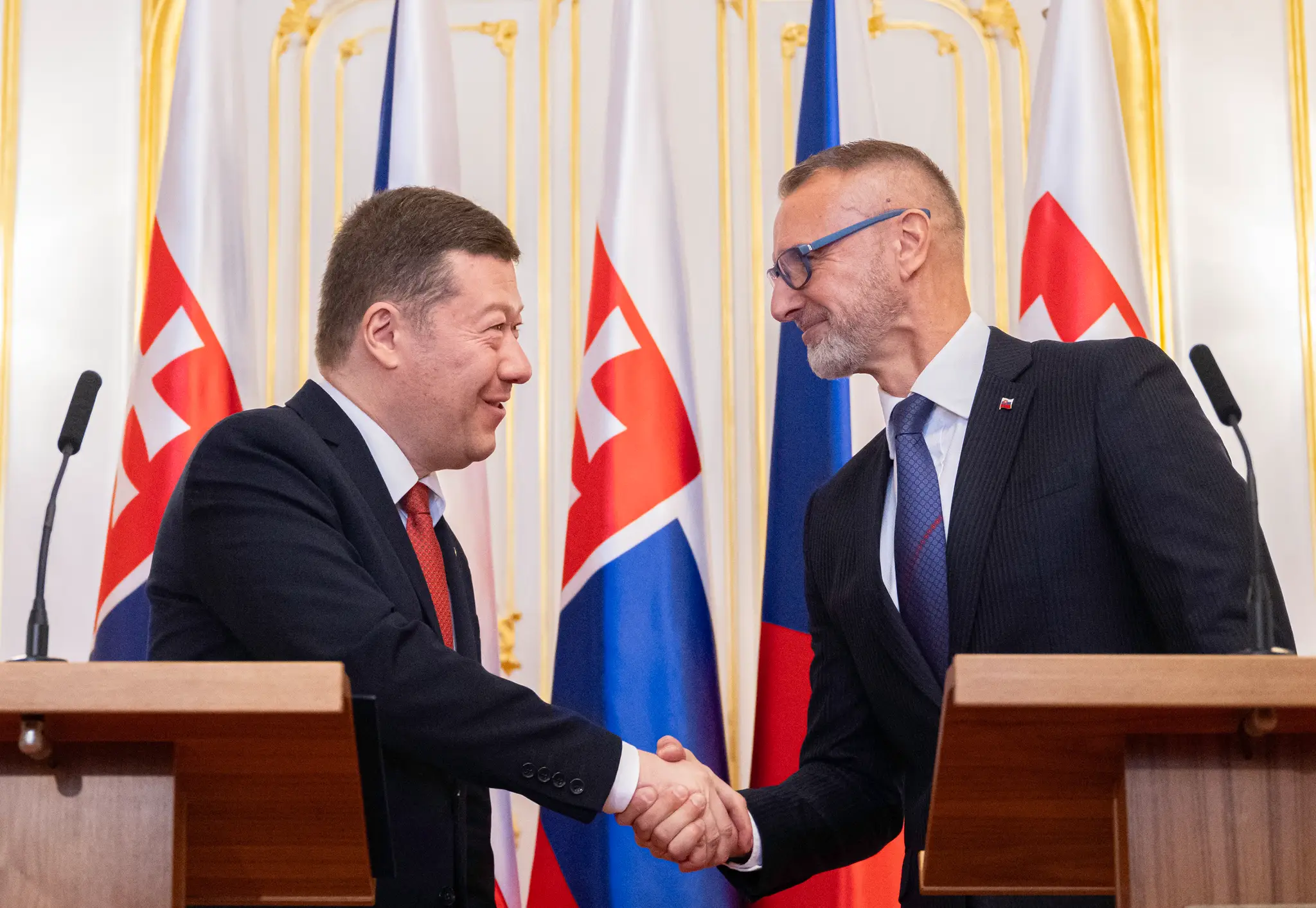 Na snímke sprava predseda NR SR Richard Raši a predseda Poslaneckej snemovne Parlamentu ČR Tomio Okamura