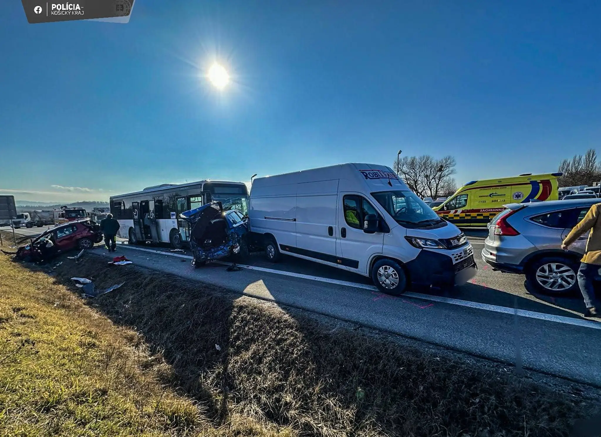 Nehoda autobusu a viacerých áut.