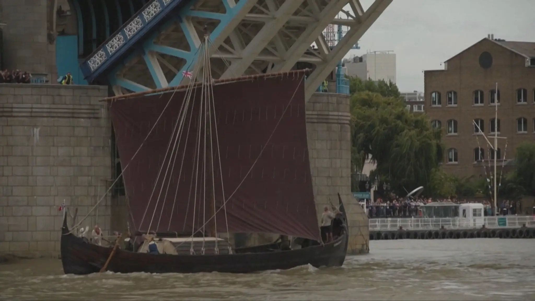 Pod Tower Bridge plávala vikingská loď