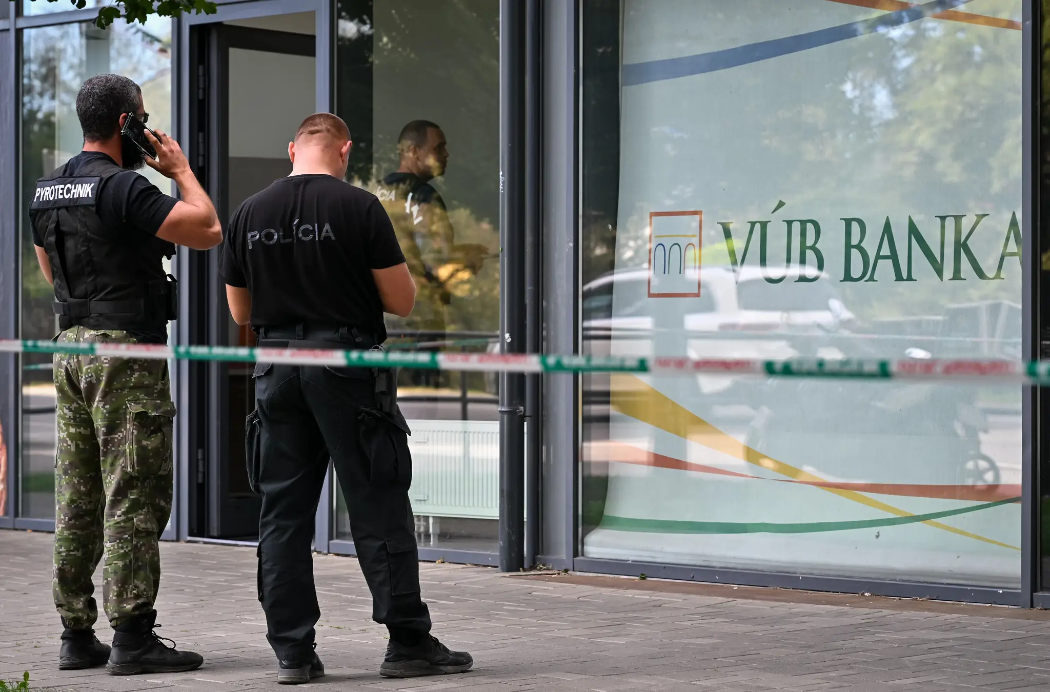 Policajti pred VÚB.