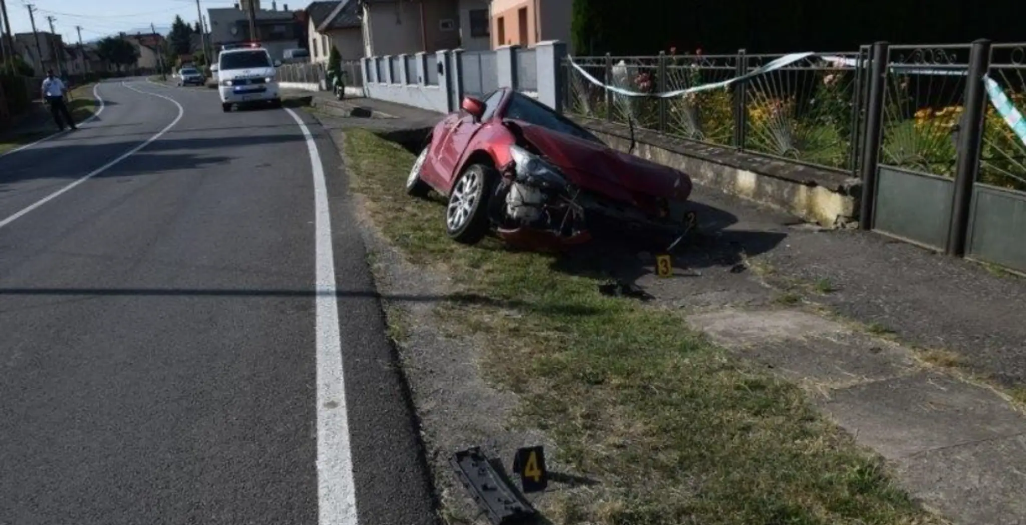 Auto po nehode v Čeľovciach.