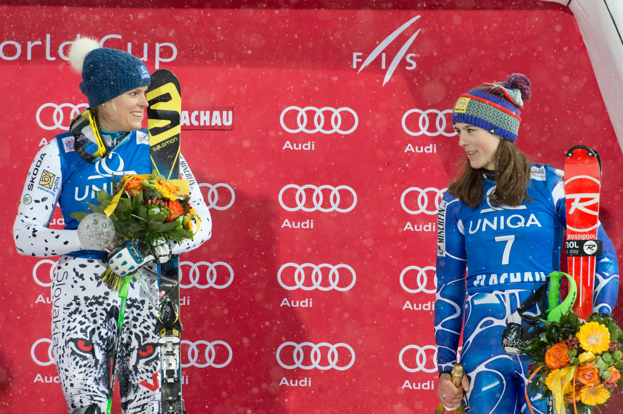 Slovenské reprezentantky v alpskom lyžovaní Veronika Velez - Zuzulová a Petra Vlhová na pódiu.