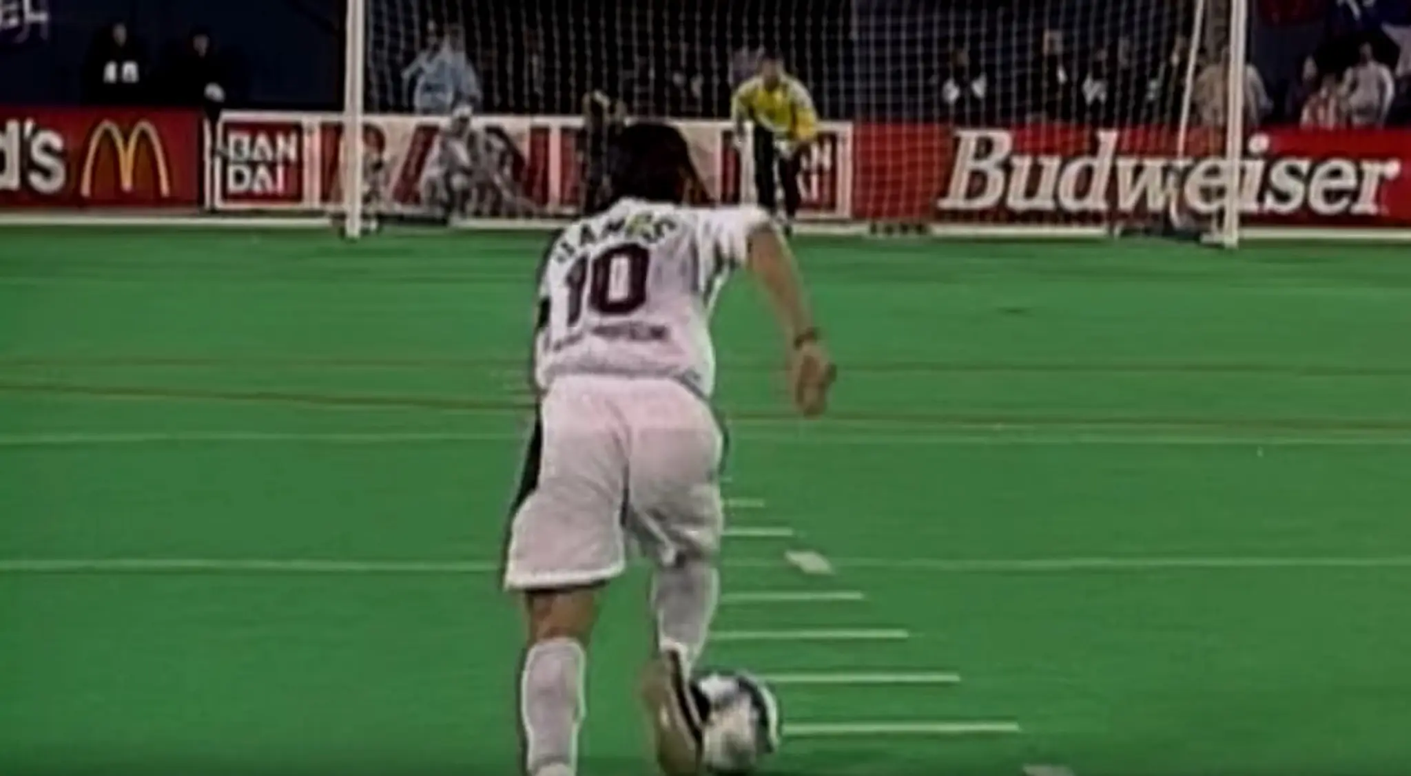 V americkej MLS sa v 90. rokoch miesto penált chodilo na nájazdy.