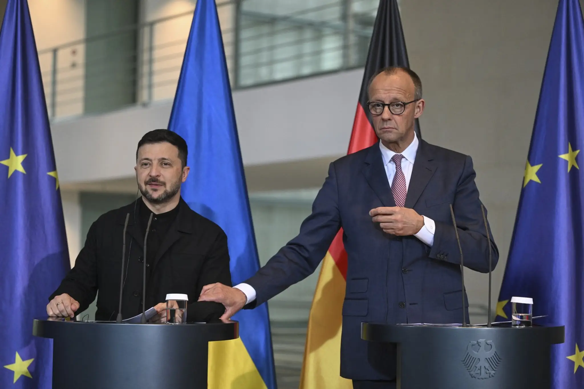 Ukrajinský prezident Volodymyr Zelenskyj (vľavo) a nemecký kancelár Friedrich Merz (vpravo) na spoločnej tlačovej konferencii v Berlíne.