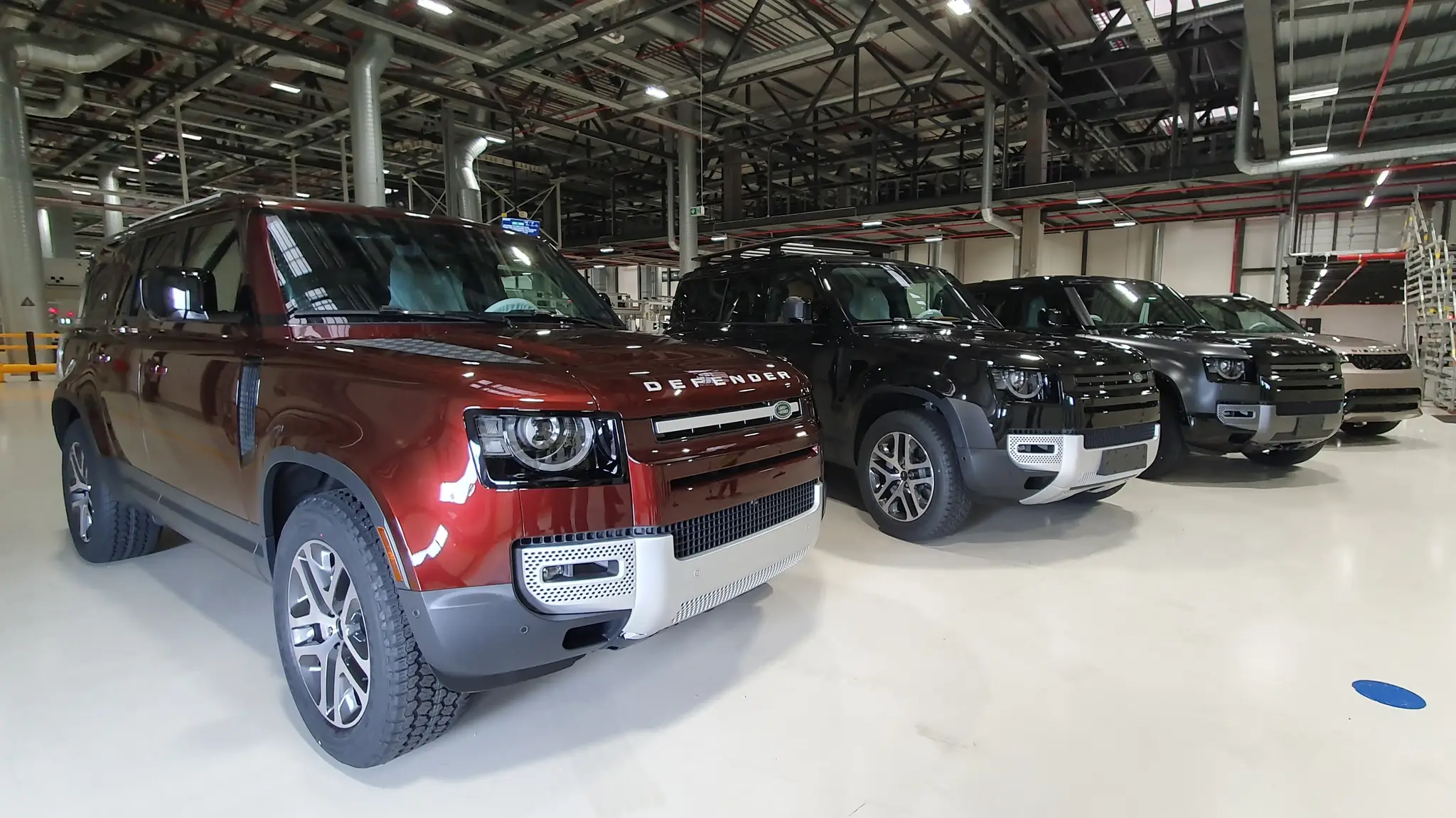 Automobily Land Rover Defender vo výrobnom závode Jaguar Land Rover v Nitre