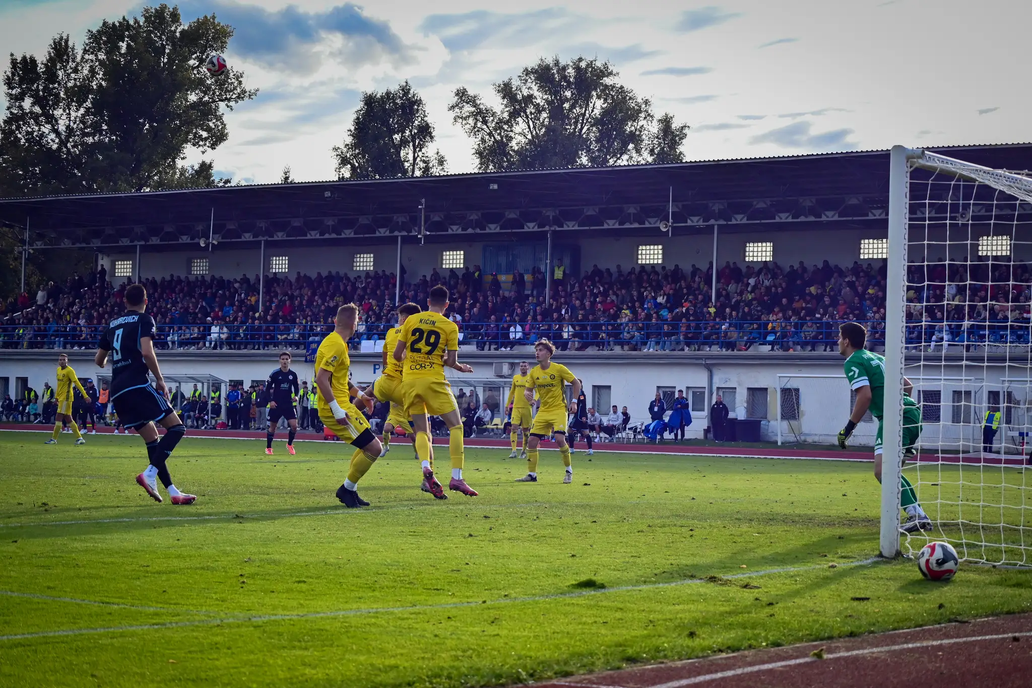 Hráči PFK Piešťany bránia útok Slovana