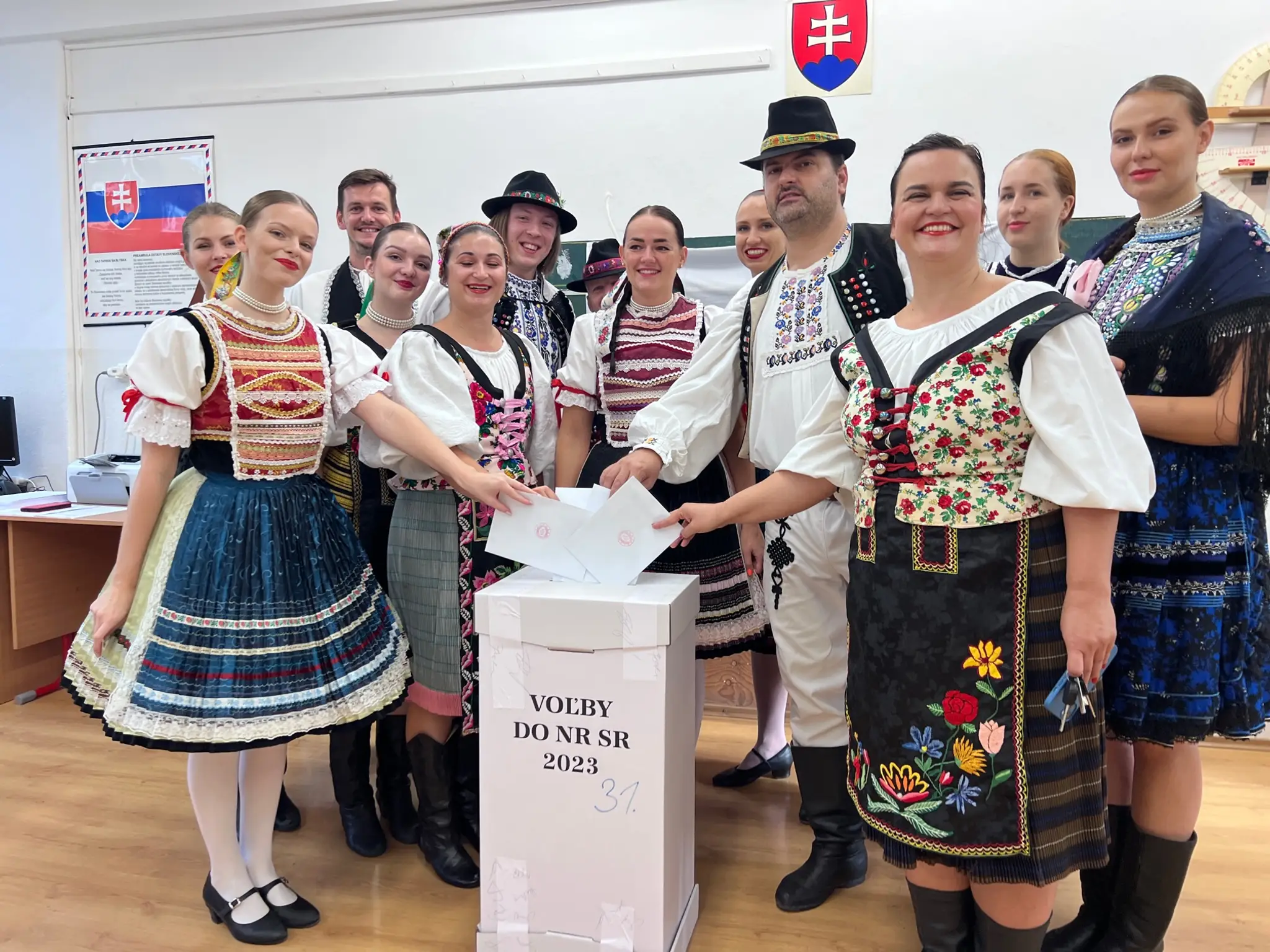 Slovenskí Rebeli z Komárna prišli voliť v krojoch z rôznych regiónov Slovenska.