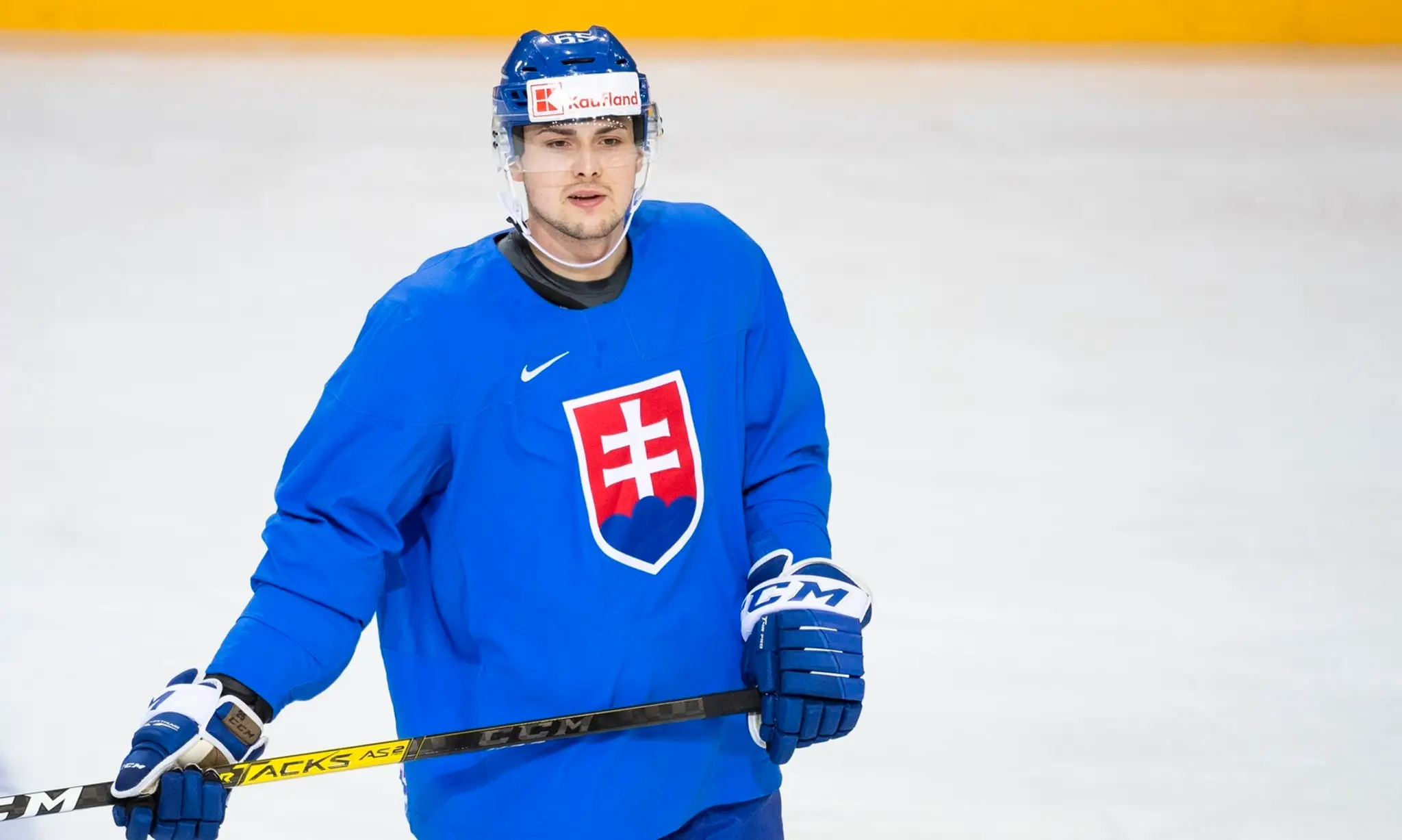 Na snímke hokejista Martin Bučko počas rozkorčuľovania slovenského tímu.