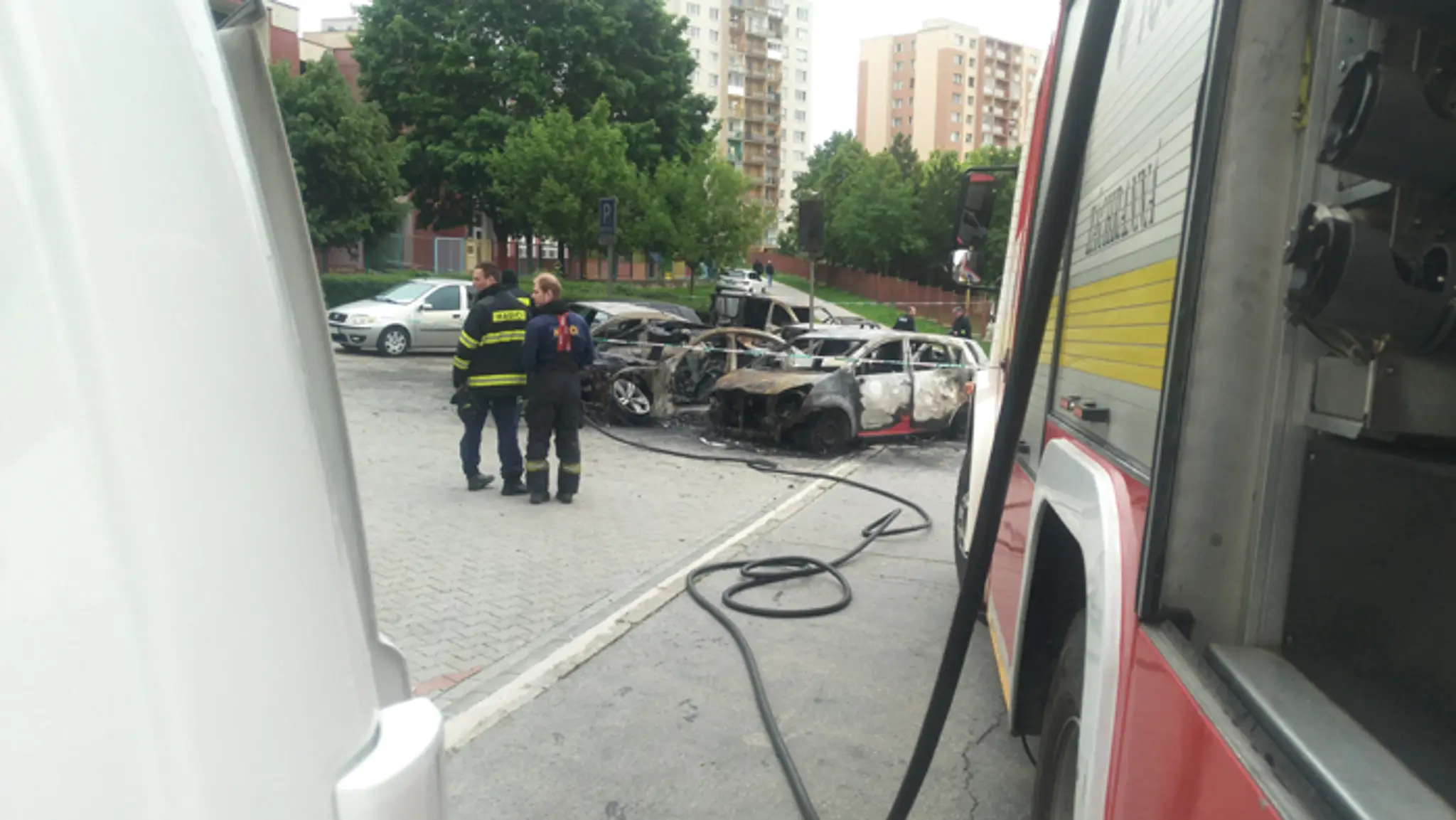 Zhorené autá na košickom Sídlisku Ťahanovce.