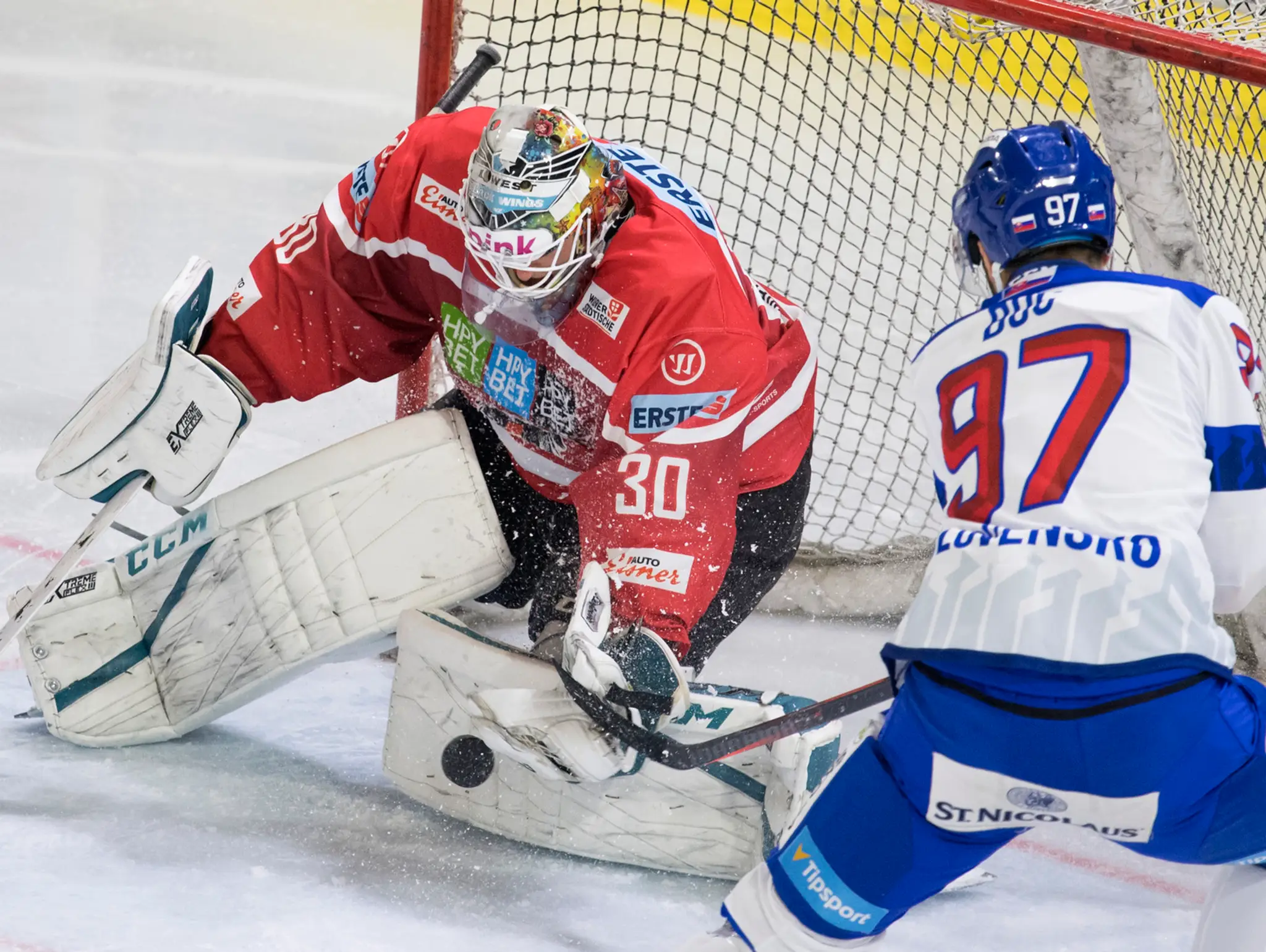 Na snímke vpravo Dávid Buc (Slovensko) a vľavo brankár David Kickert (Rakúsko) 