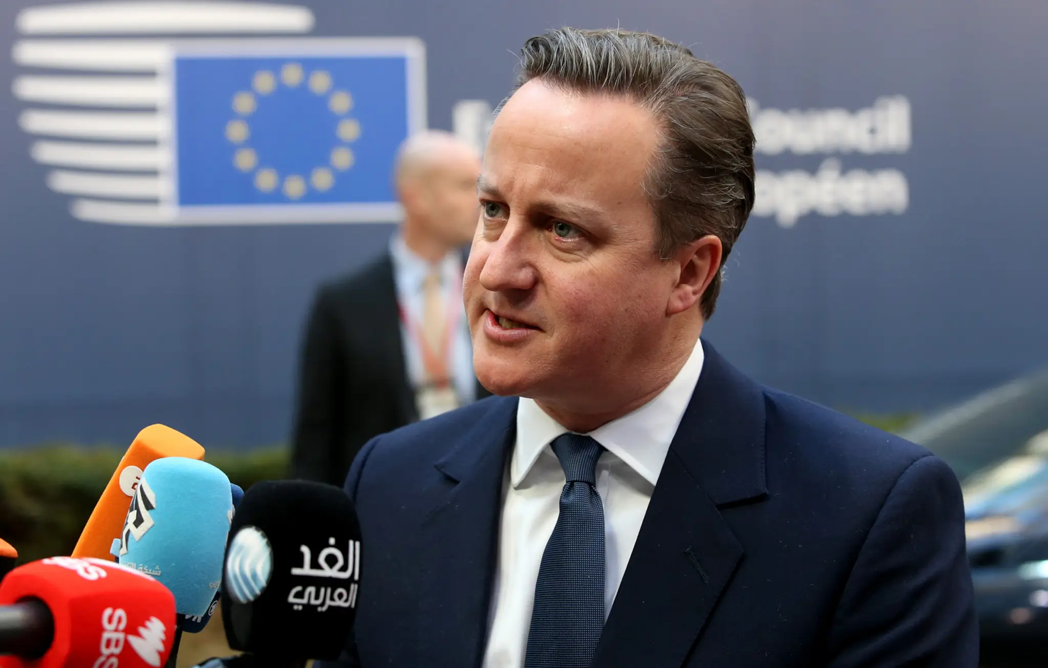 Britský premiér David Cameron počas príchodu na rokovanie v druhý deň summitu EÚ v Bruseli.