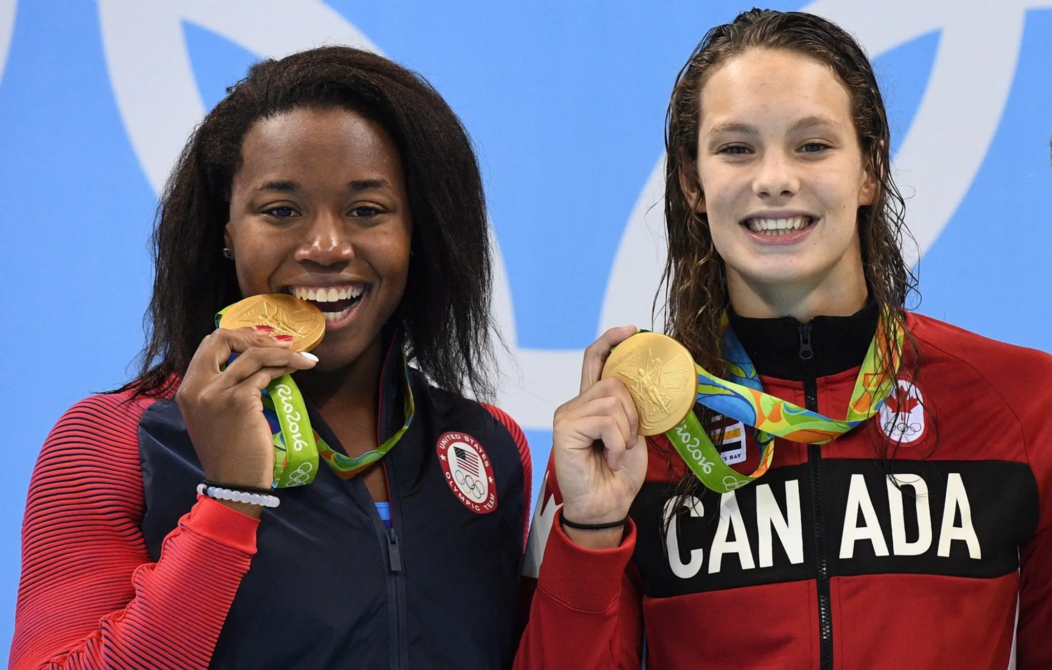 Američanka Simone Manuelová a Kanaďanka Penny Oleksiaková