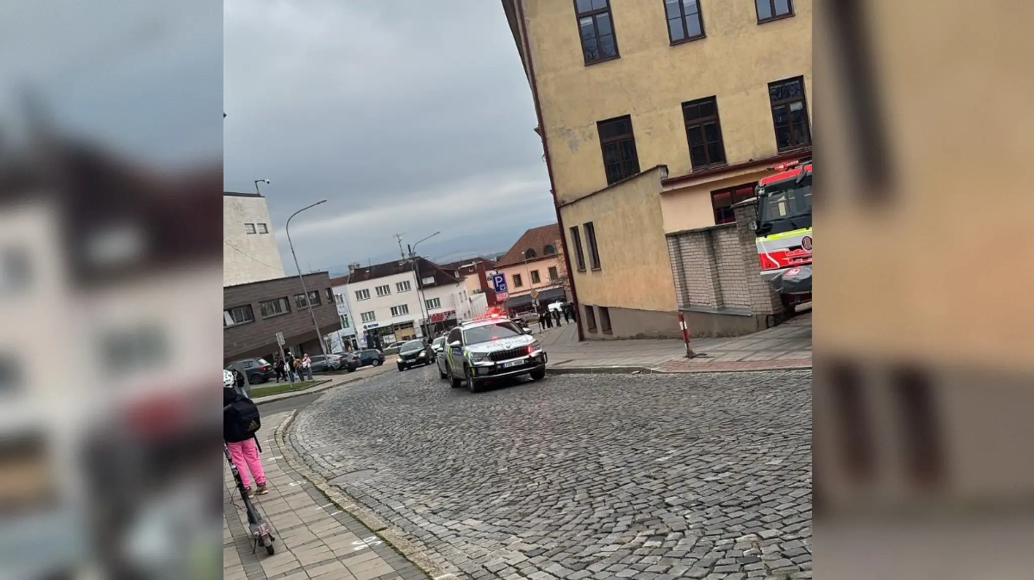Polícia evakuuje ZŠ v Uherskom Brode.